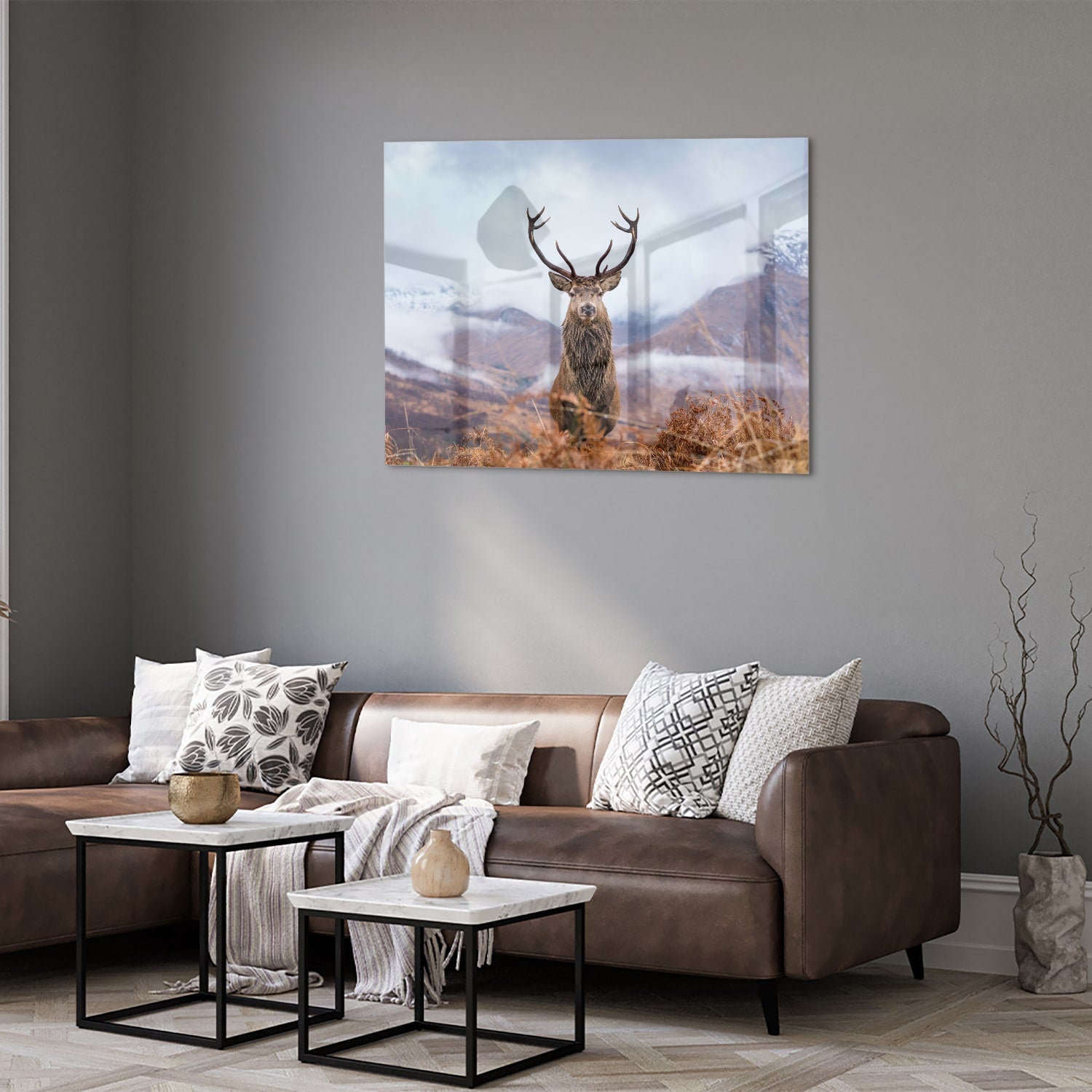 Glazen schilderij van een hert in een berglandschap met natuurlijke kleuren.