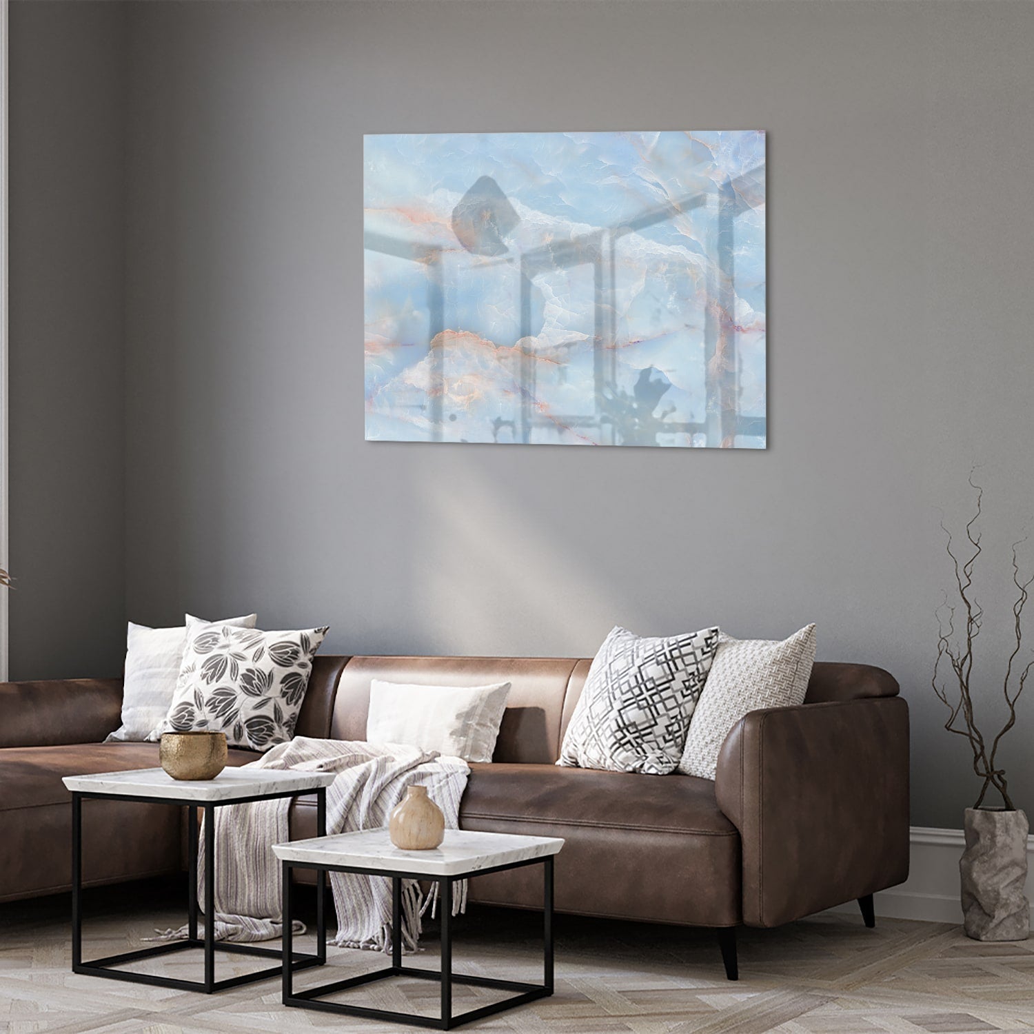 Abstract glazen schilderij in blauw en aardetinten aan de muur.