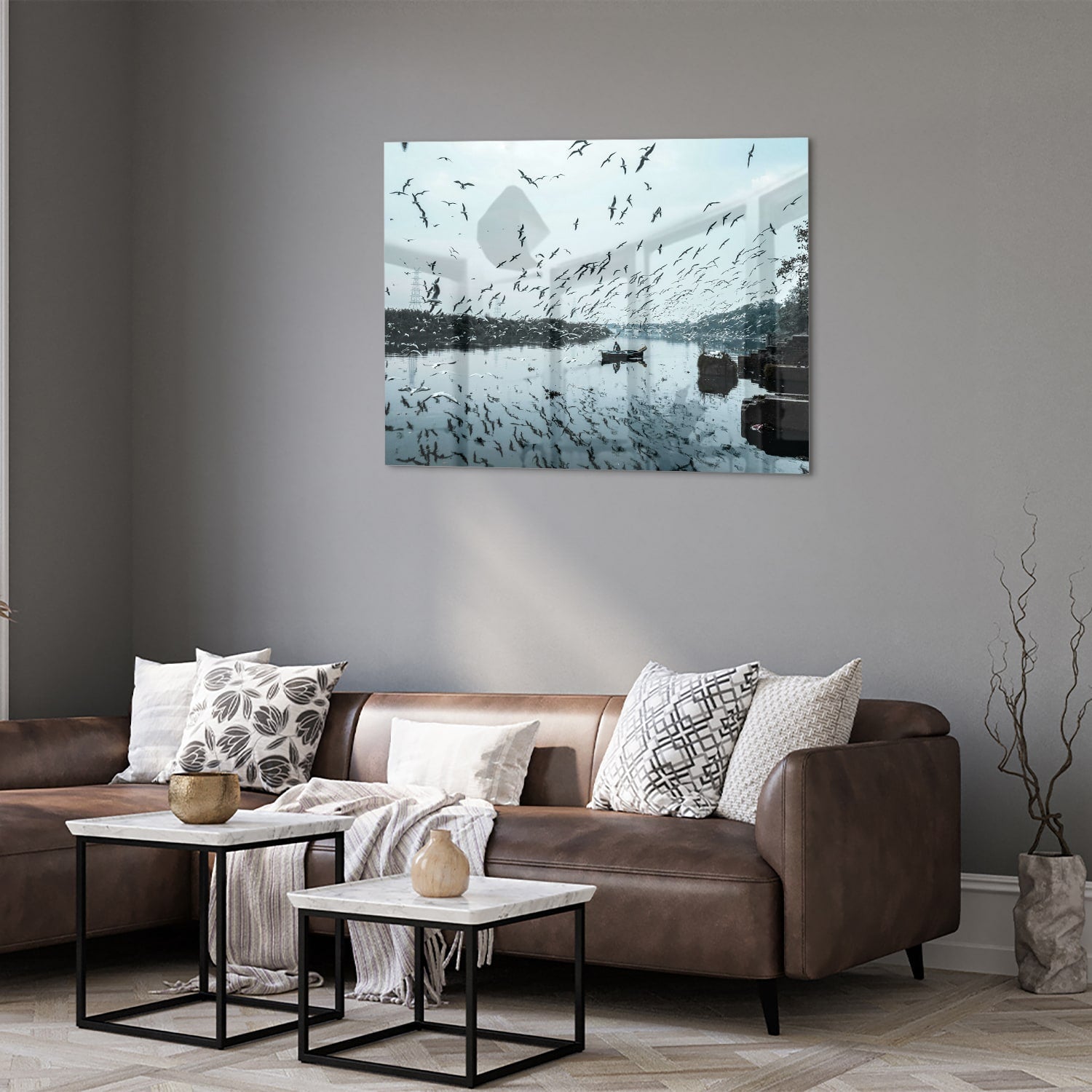 Glazen schilderij van vogels boven kalm water met reflecties.