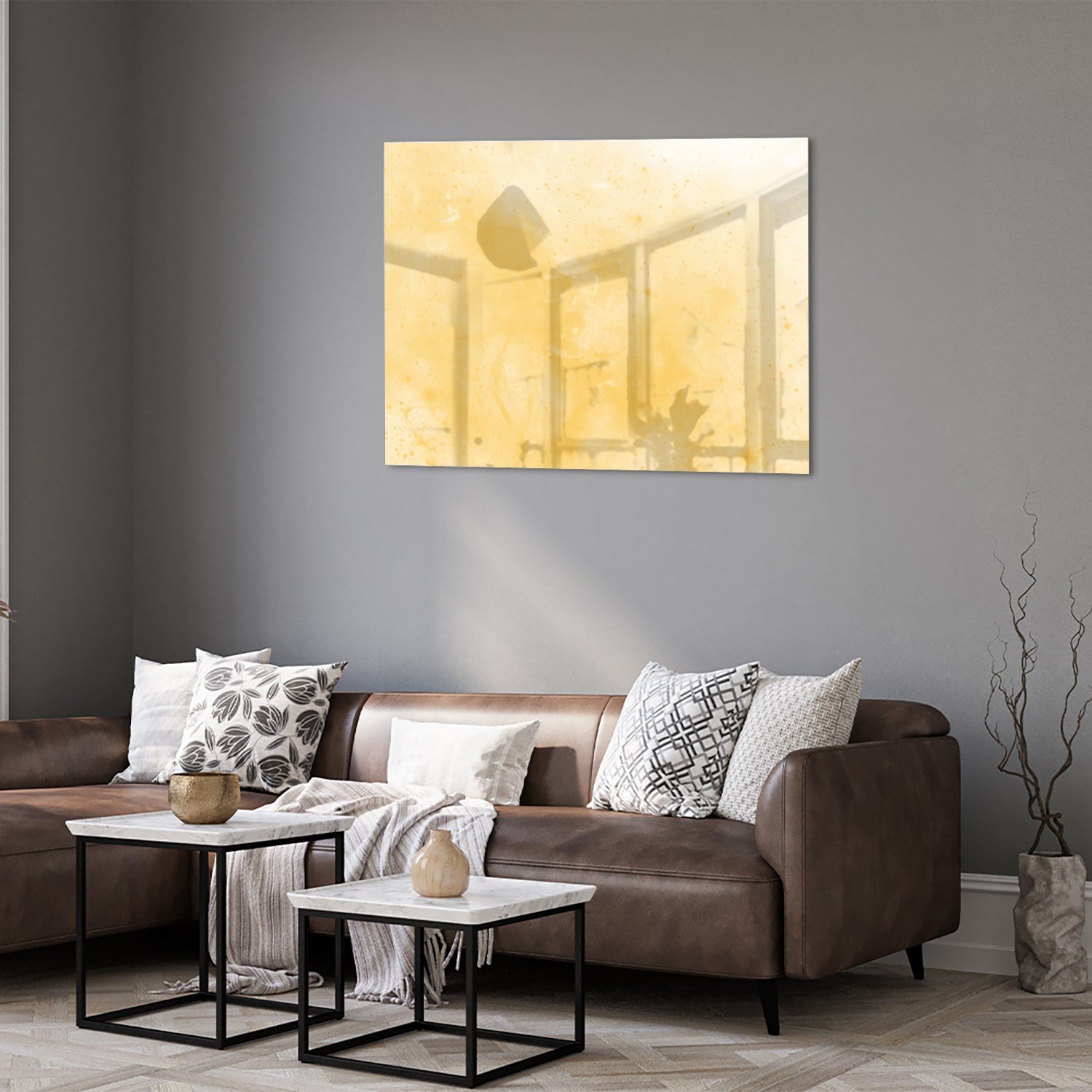Abstract glazen schilderij in gouden tinten op een witte muur in een moderne woonkamer.