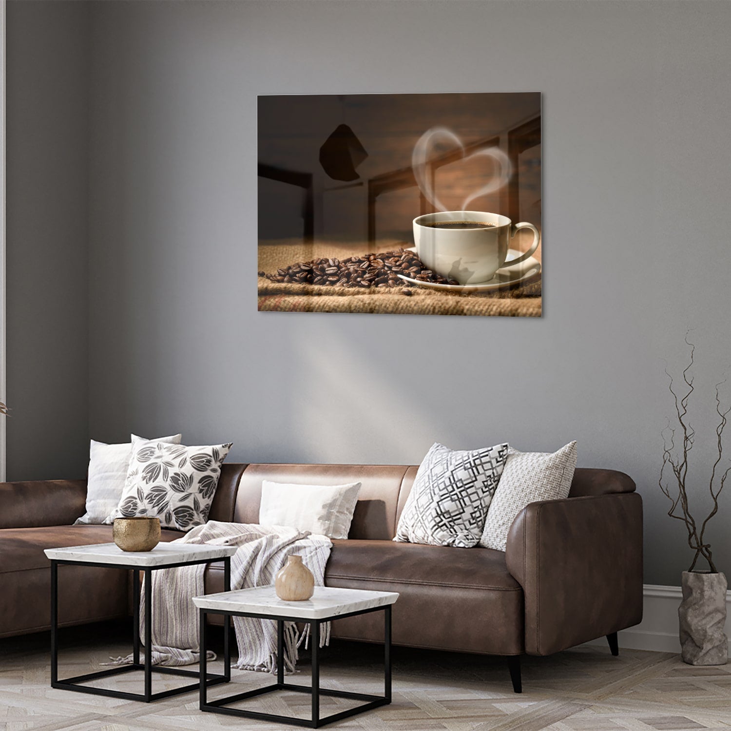 Glazen schilderij van een kop koffie met koffiebonen op een houten tafel.