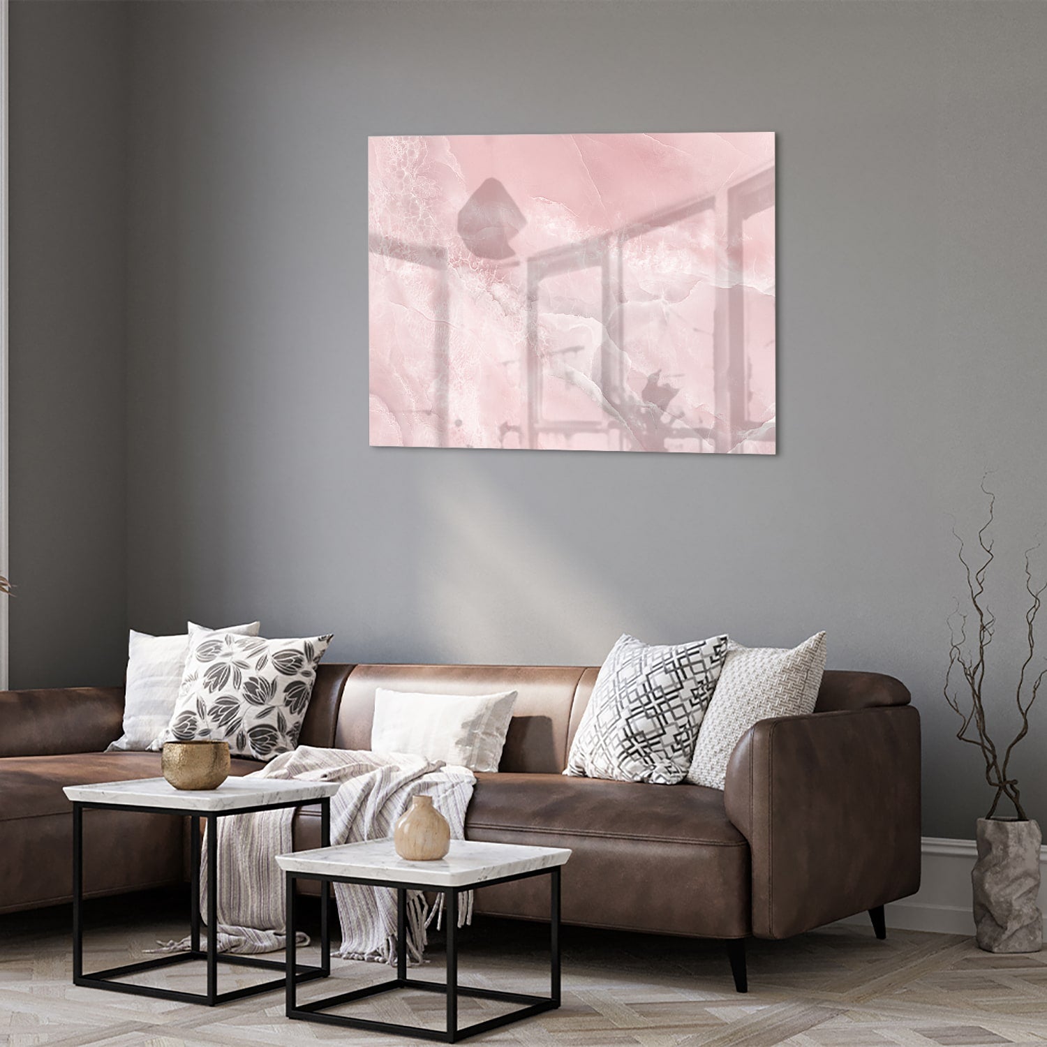 Elegant glazen schilderij in zachte roze tinten boven een houten kast.
