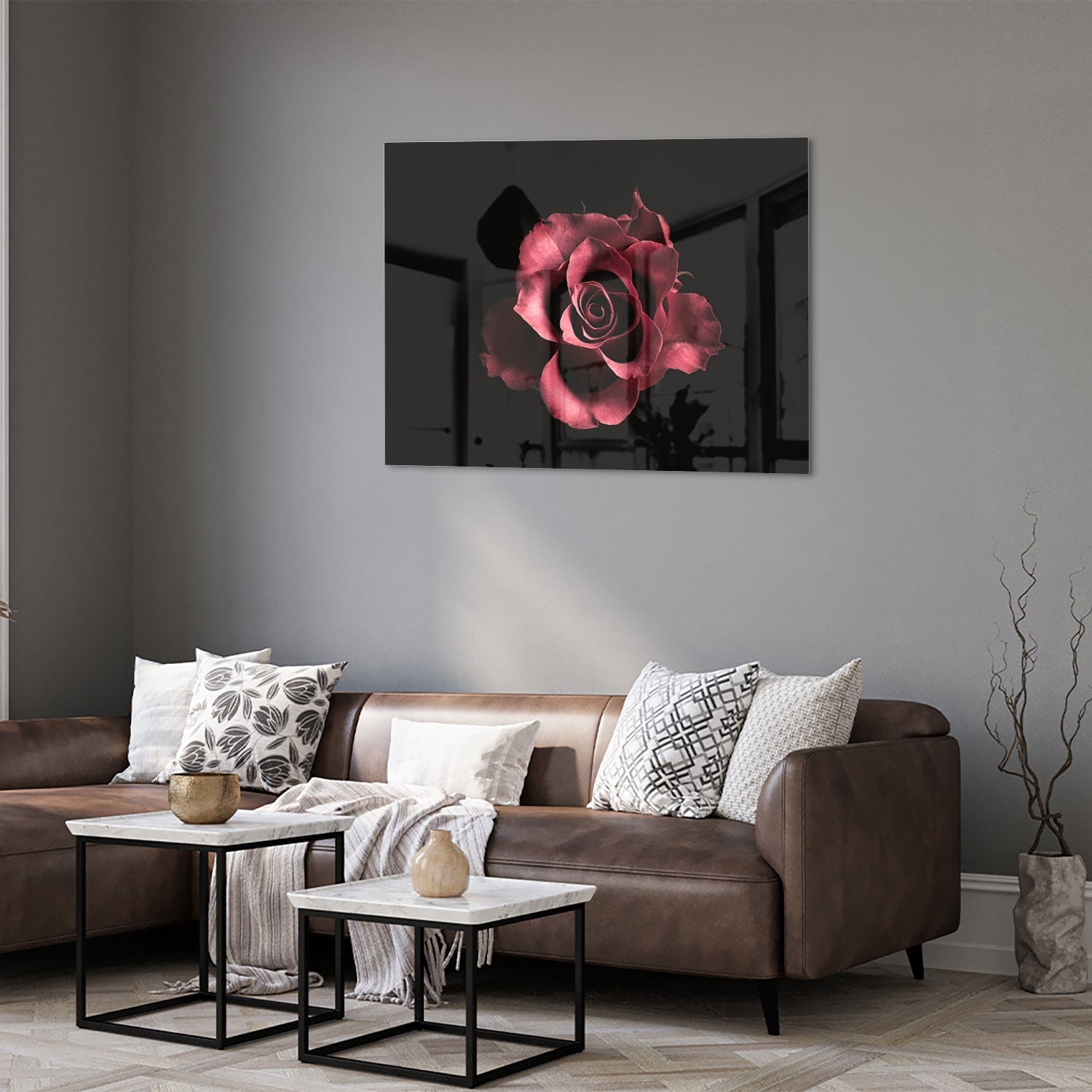 Een elegant glazen schilderij van een roze roos op zwarte achtergrond.