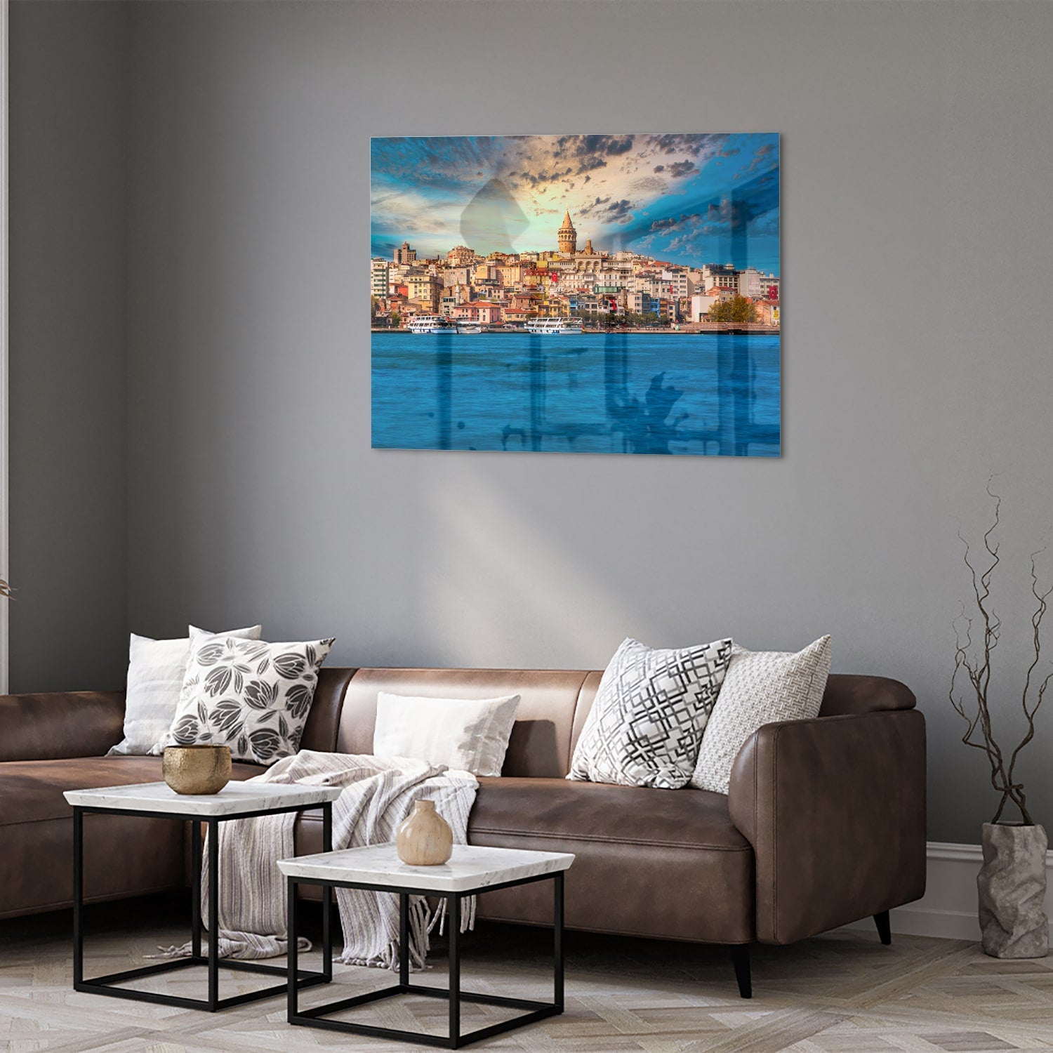 Glazen schilderij van een stad aan zee met kleurrijke gebouwen.