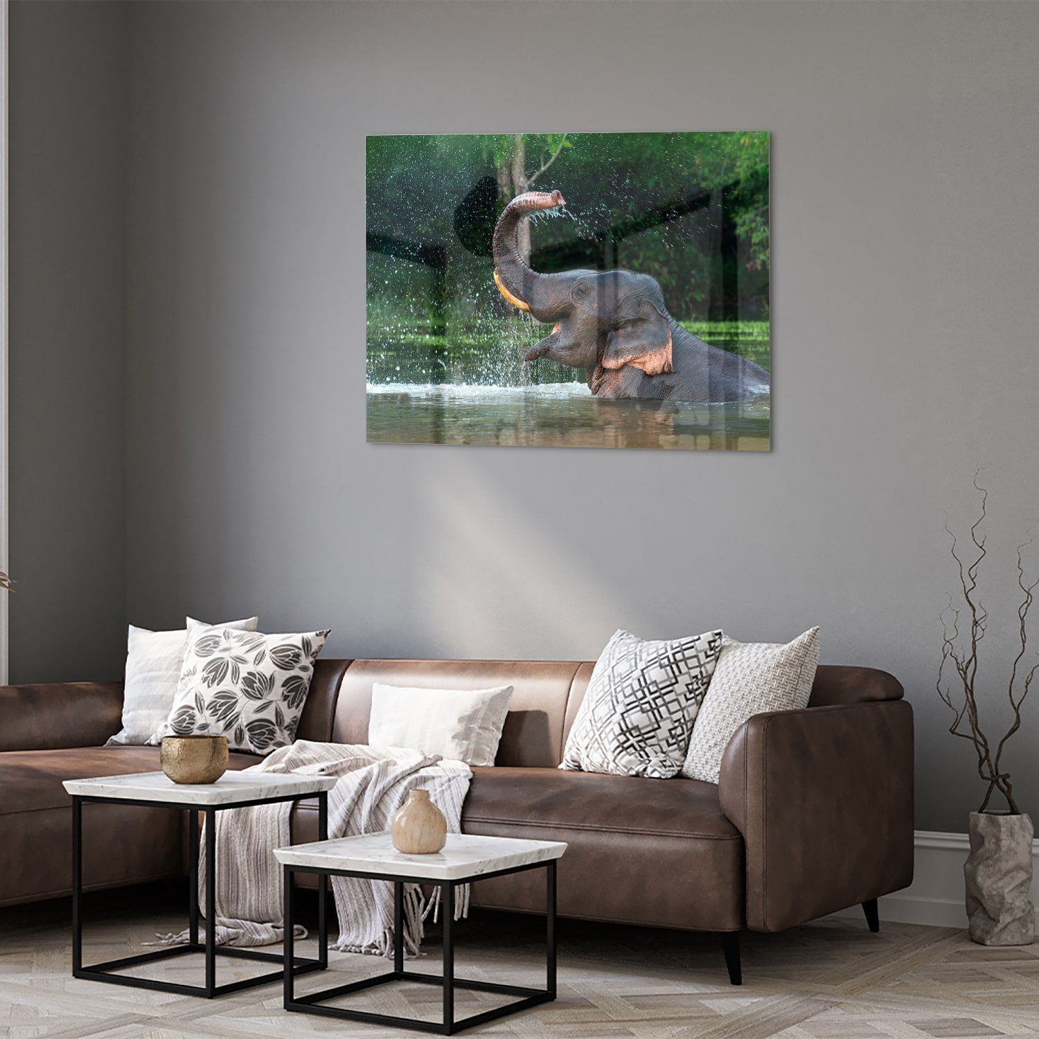 Glazen schilderij van een olifant die speelt in het water