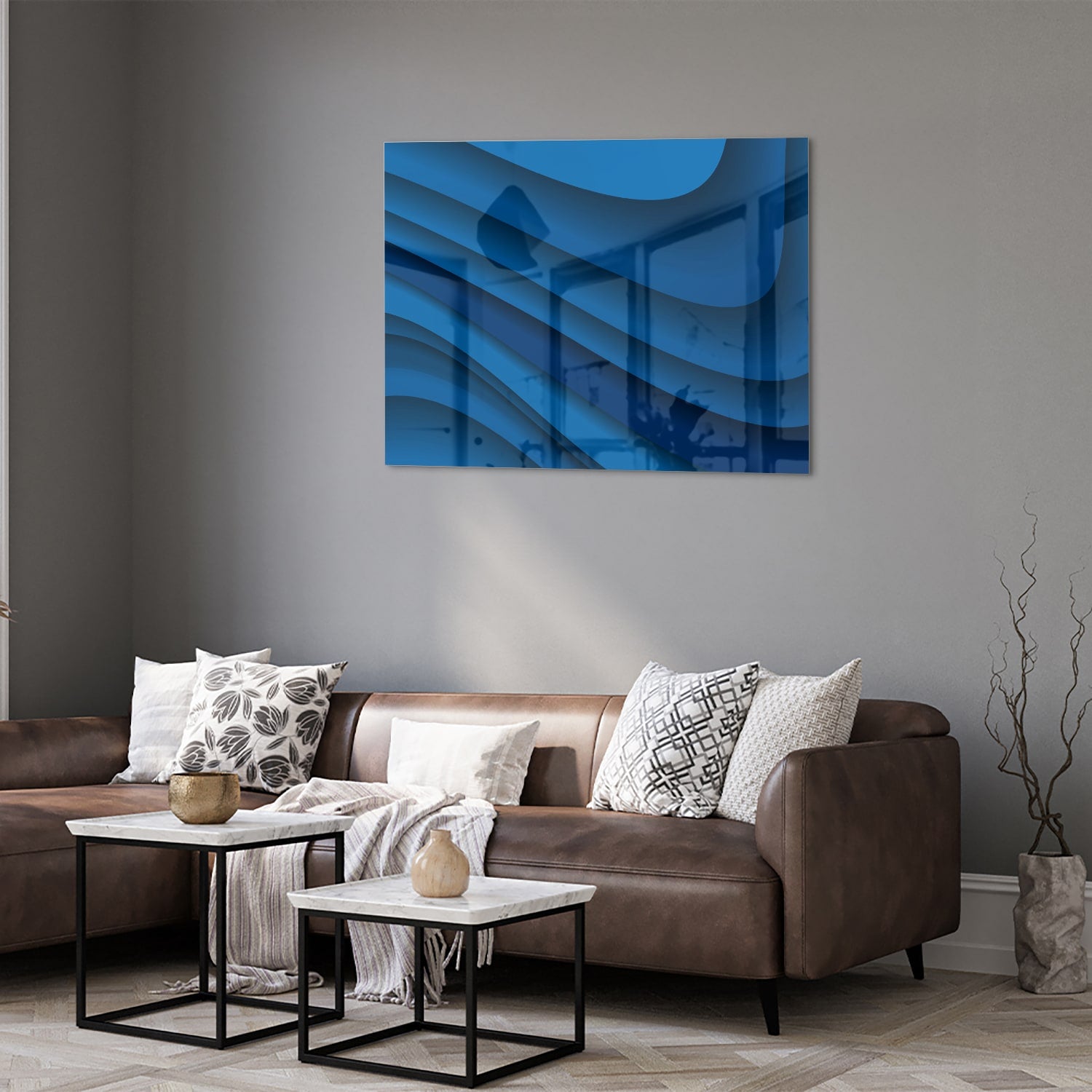 Modern glazen schilderij in abstracte blauwtinten op een muur.