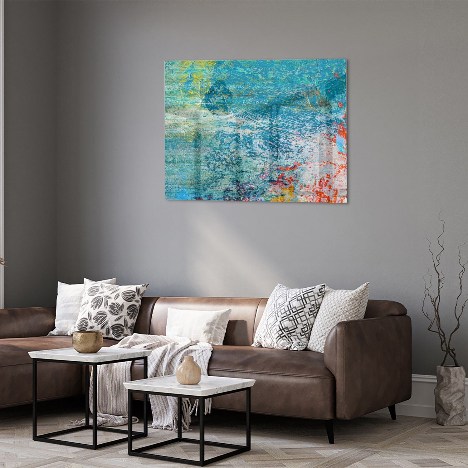 Kleurrijk abstract glazen schilderij aan de muur boven een houten kast