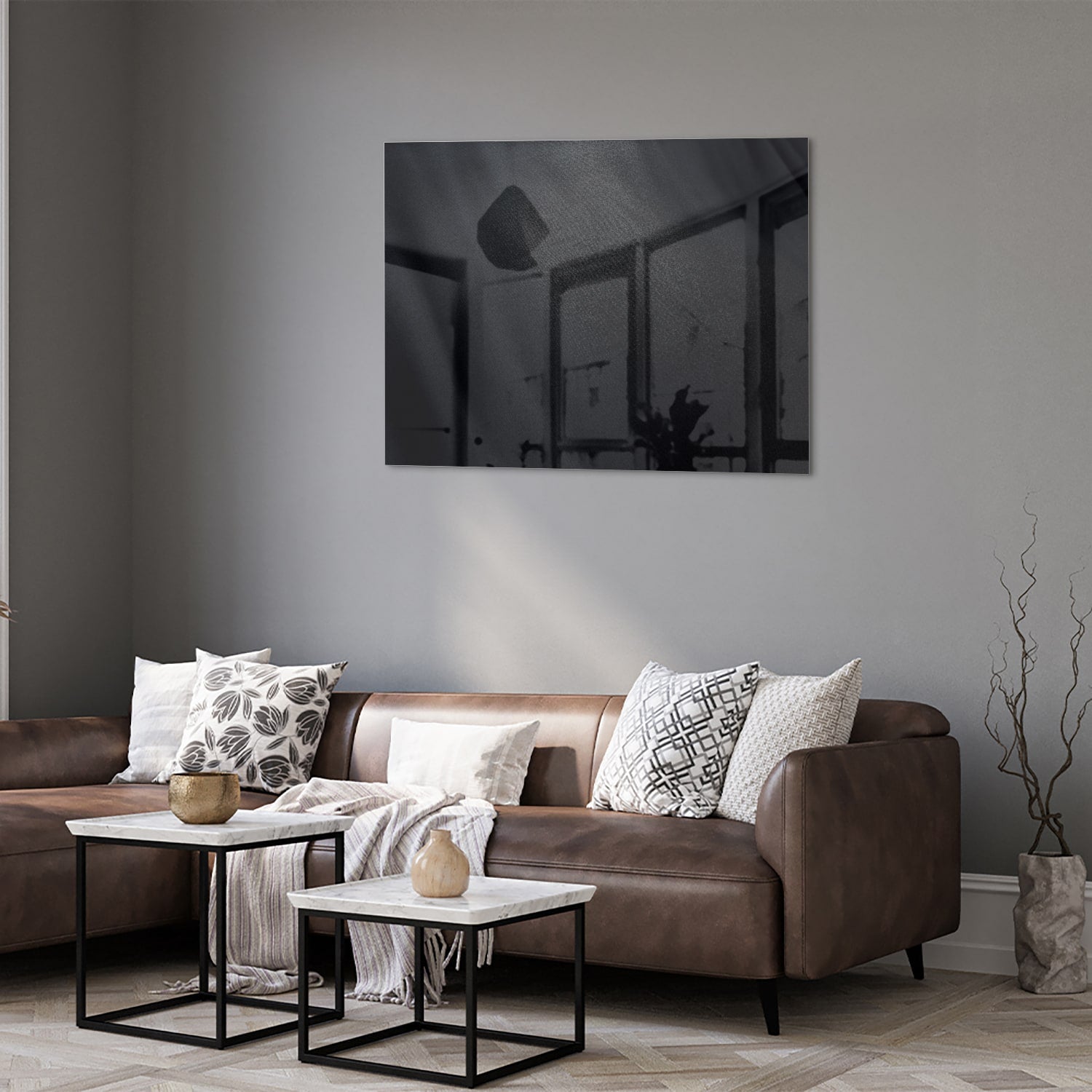 Abstract zwart glazen schilderij aan de muur boven een houten kast