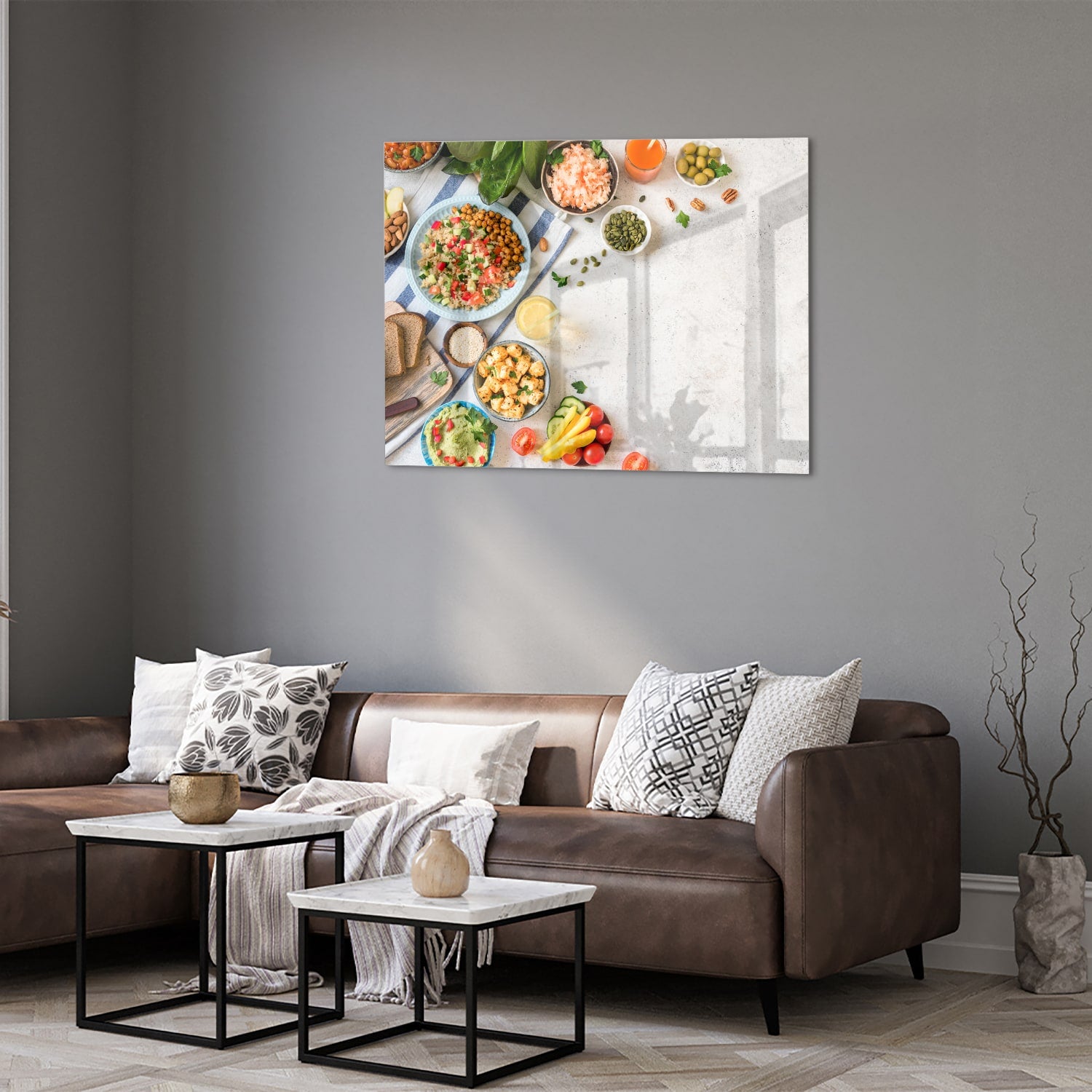 Kleurrijk glazen schilderij met een variteit aan verse gerechten en ingredinten, ideaal voor keukeninspiratie.