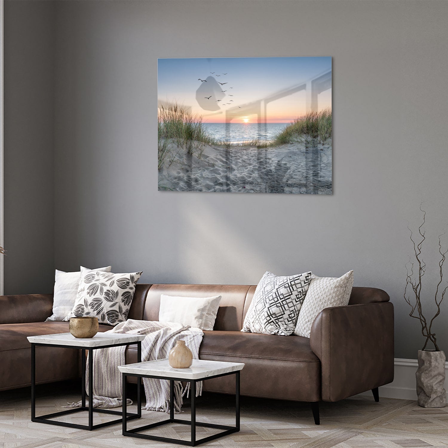 Glazen schilderij van een serene zonsondergang boven de zee met gras en vogels
