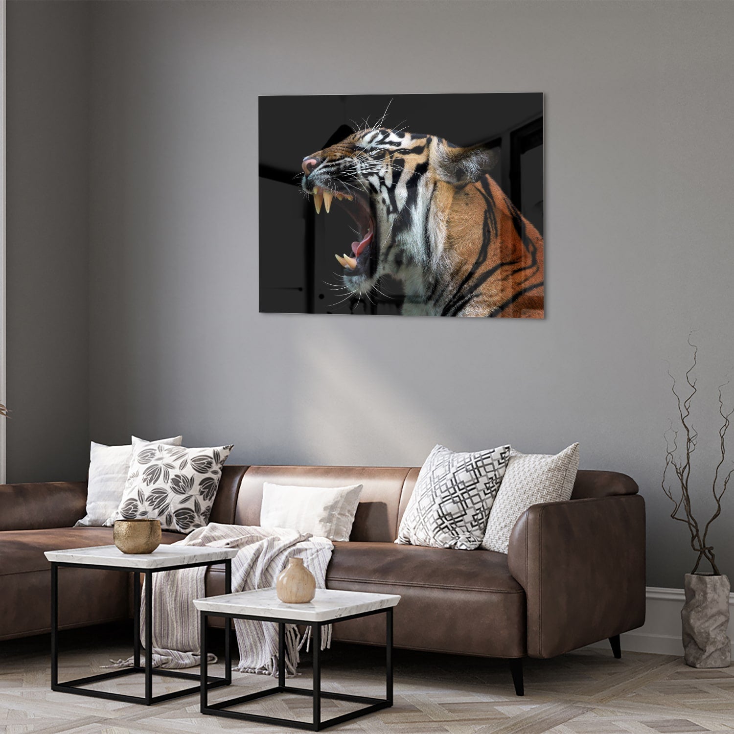 Glazen schilderij van een brullende tijger aan de muur in een stijlvolle kamer.