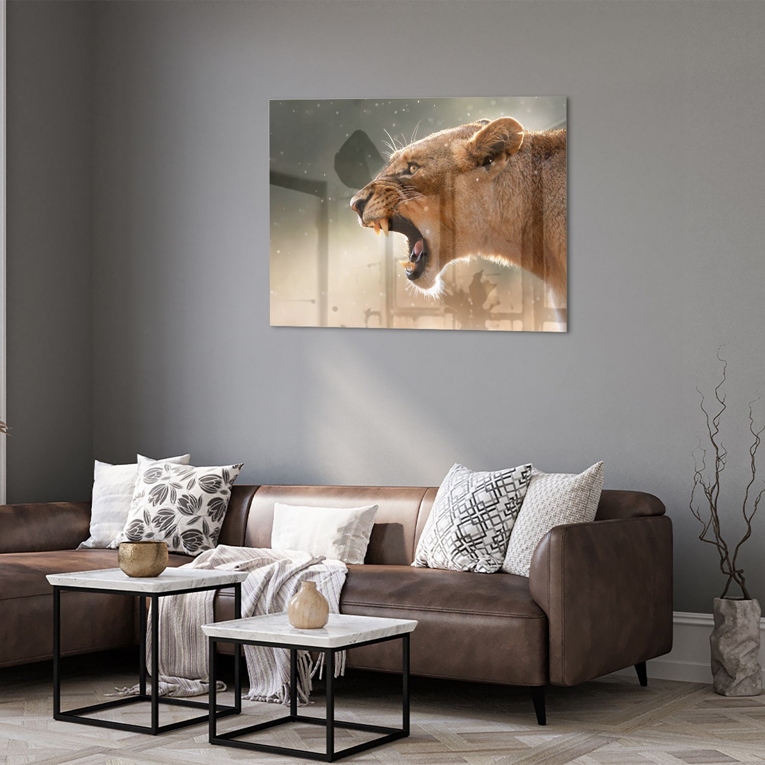 Glazen schilderij van een brullende leeuw, bijzonder kunstwerk voor aan de muur.