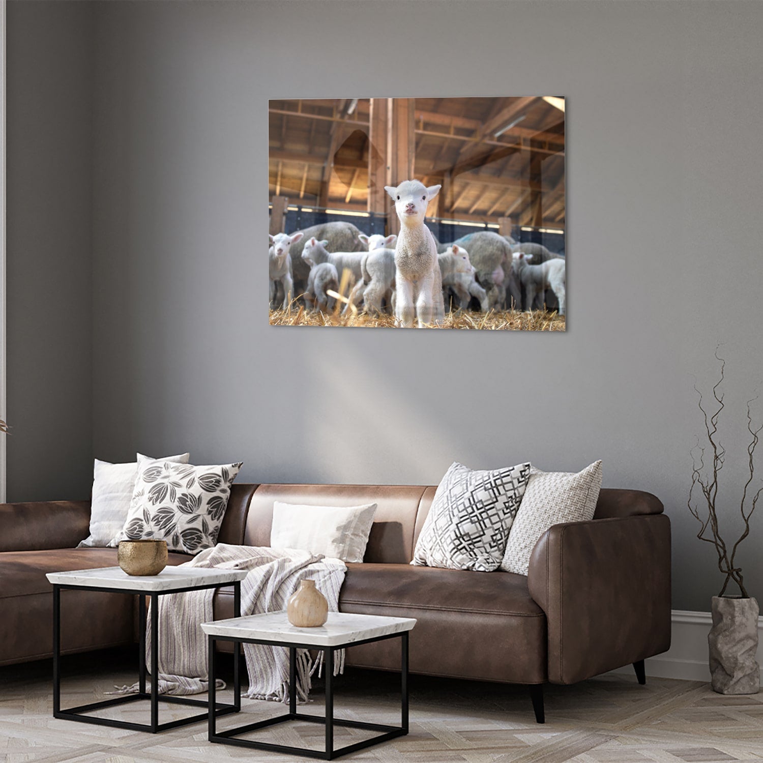 Glazen schilderij met lammetjes in een stal, perfect voor huisdecoratie.