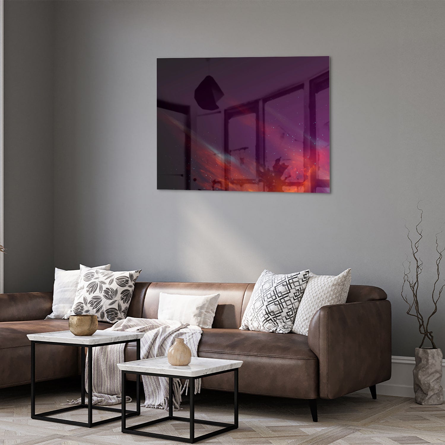 Een kleurrijk glazen schilderij met abstracte vormen in een moderne woonkamer.