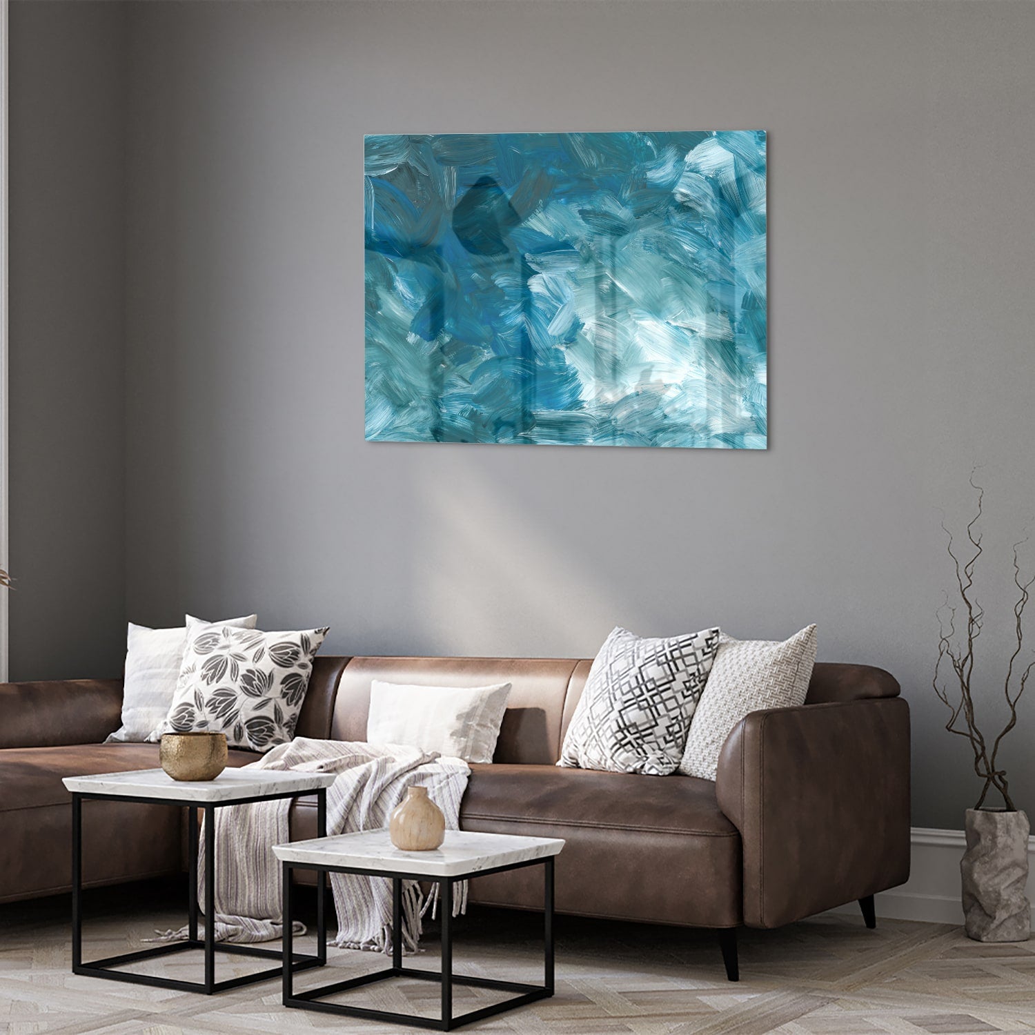 Abstract glazen schilderij met verschillende tinten blauw aan de muur.