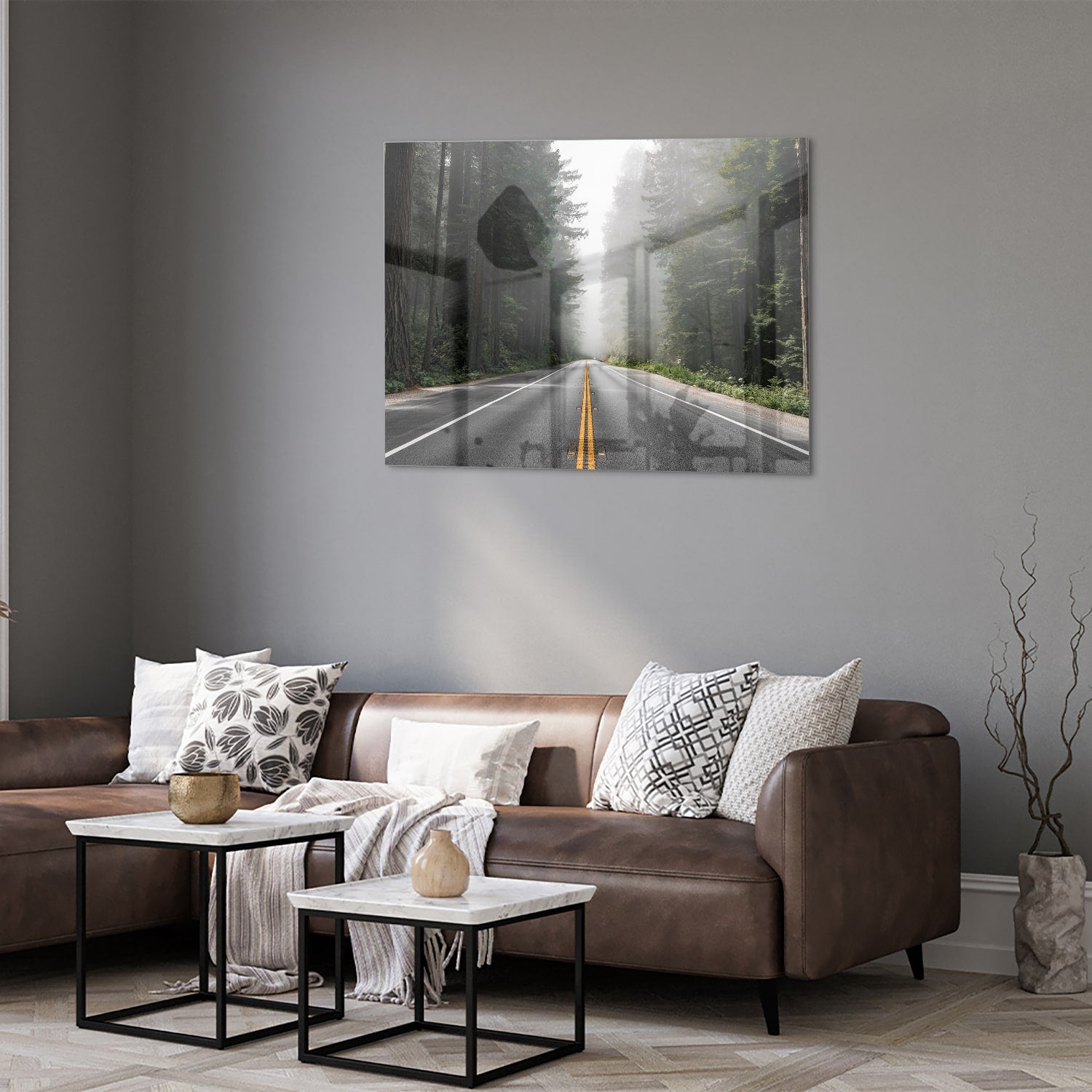 Glazen schilderij van een mistige weg omgeven door bomen in een interieur.