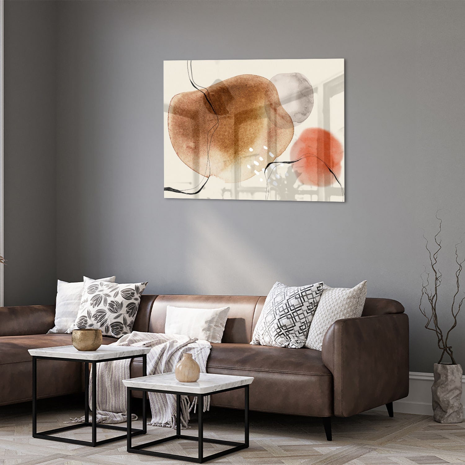 Abstract glazen schilderij met organische vormen in aardetinten.