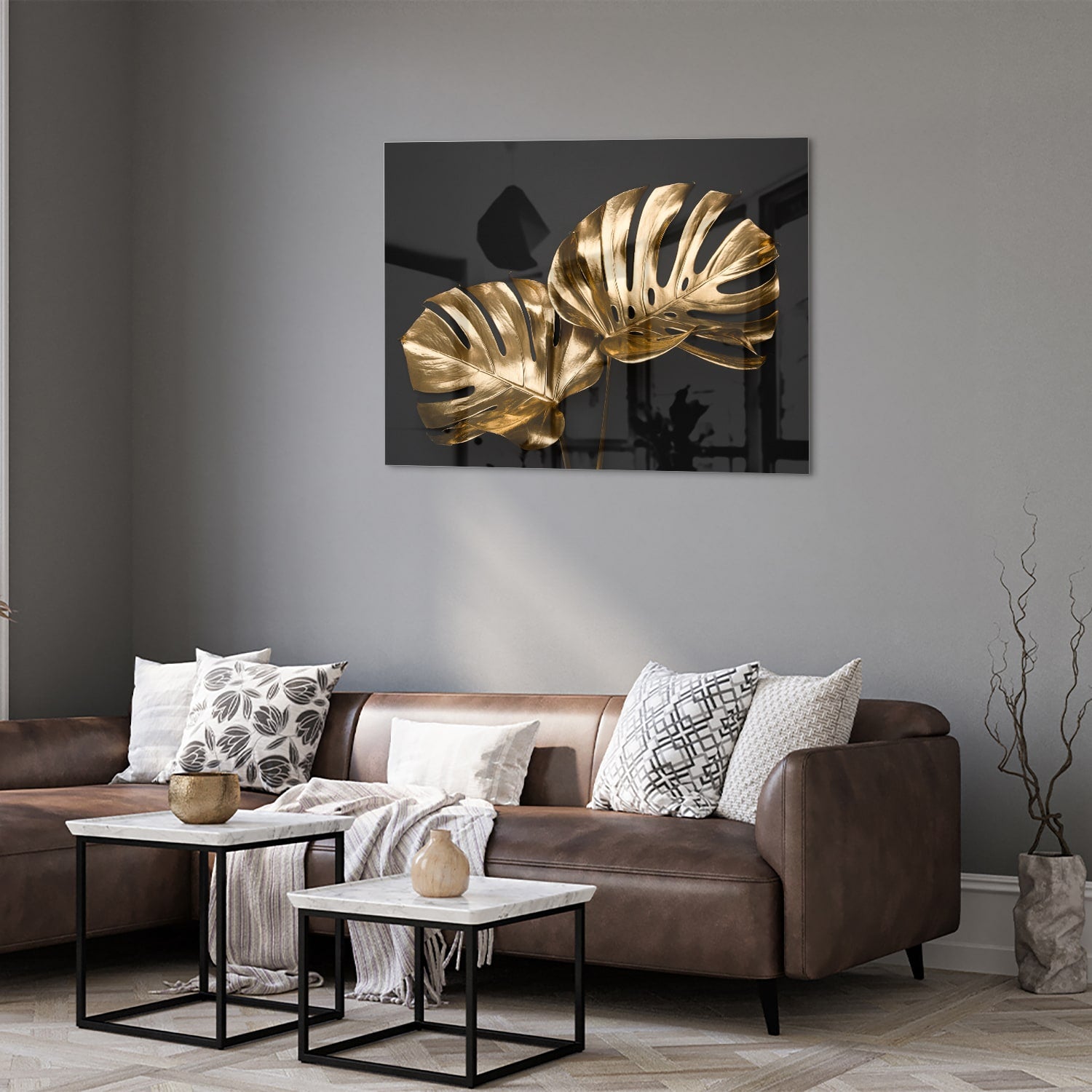 Gouden glazen schilderij met monstera bladeren aan de muur