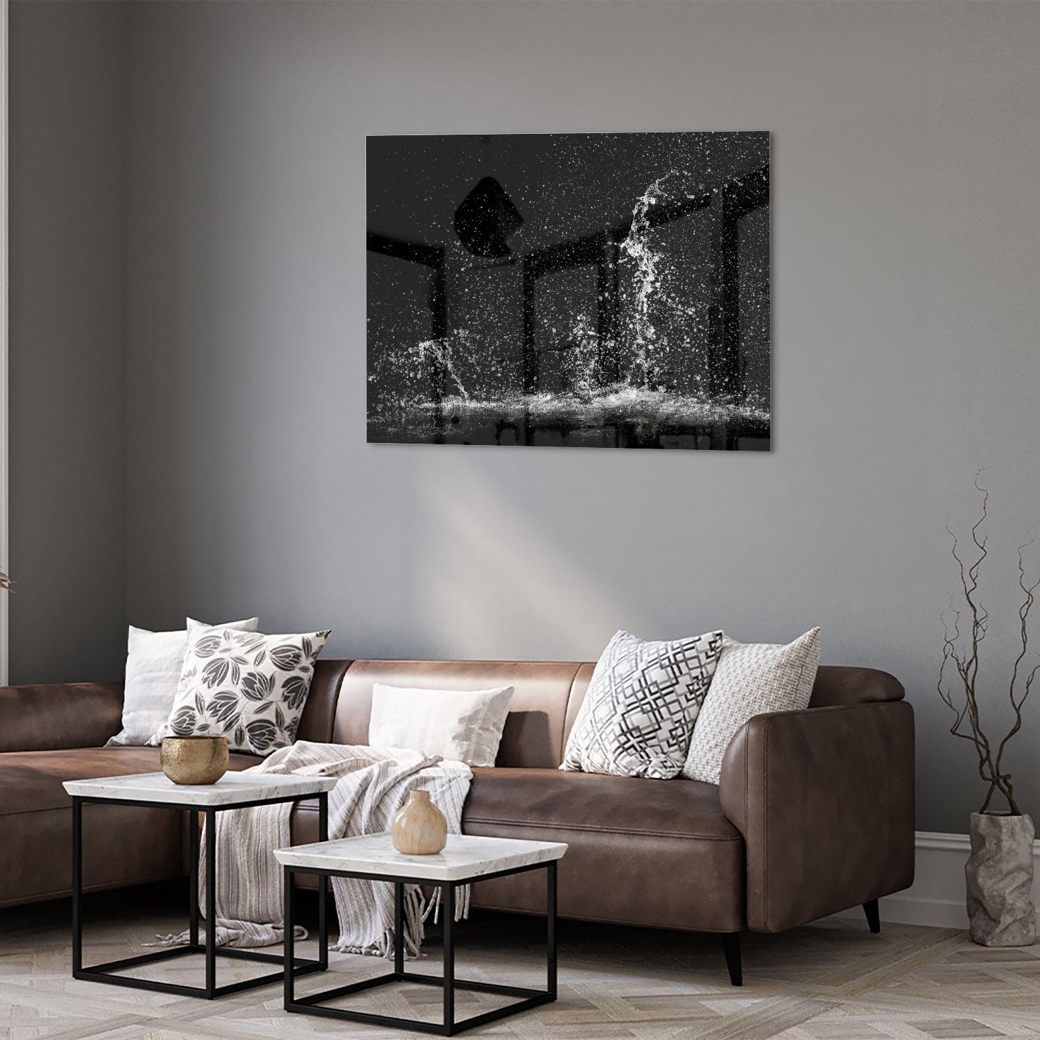 Zwart-wit glazen schilderij met een dynamisch spatwatereffect aan de muur.