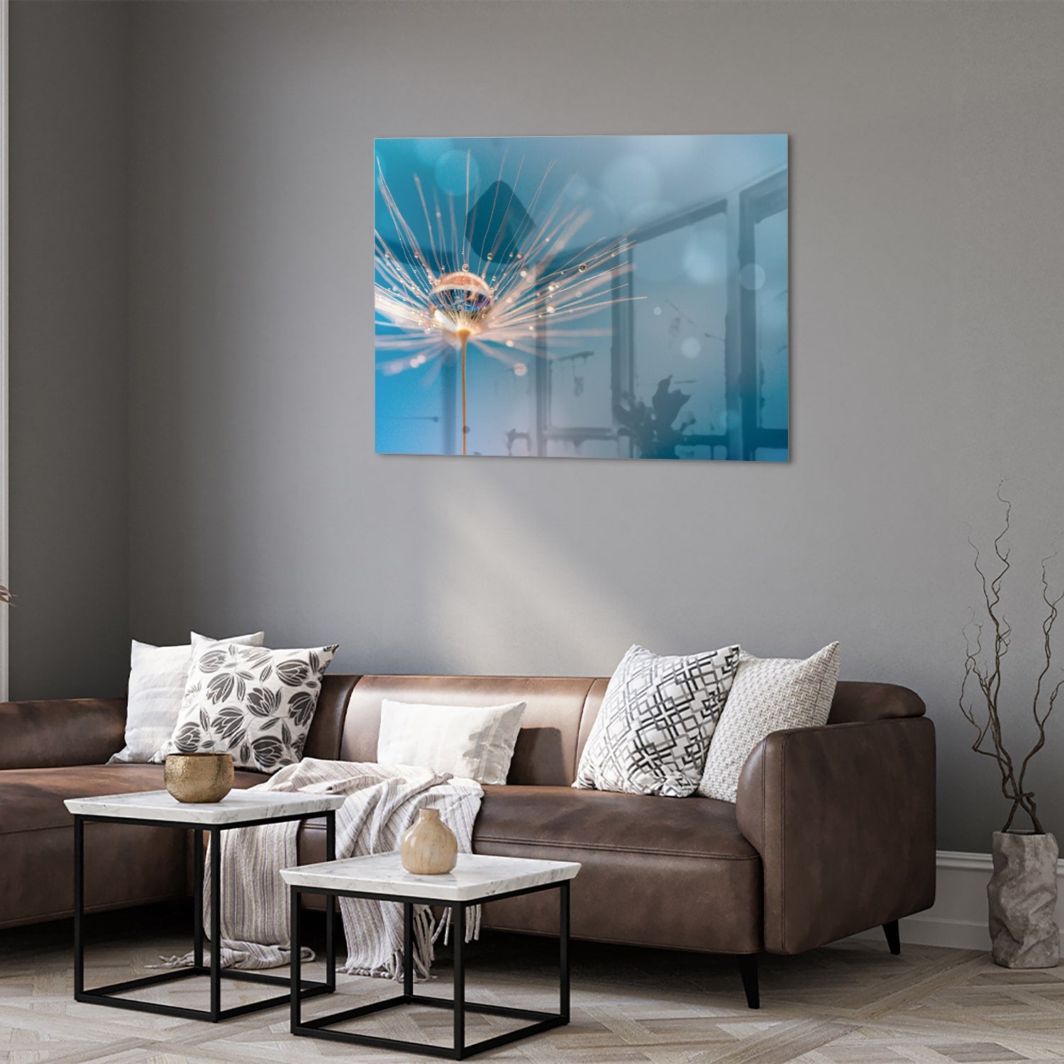 Glazen schilderij van een dandelion op een blauwe achtergrond