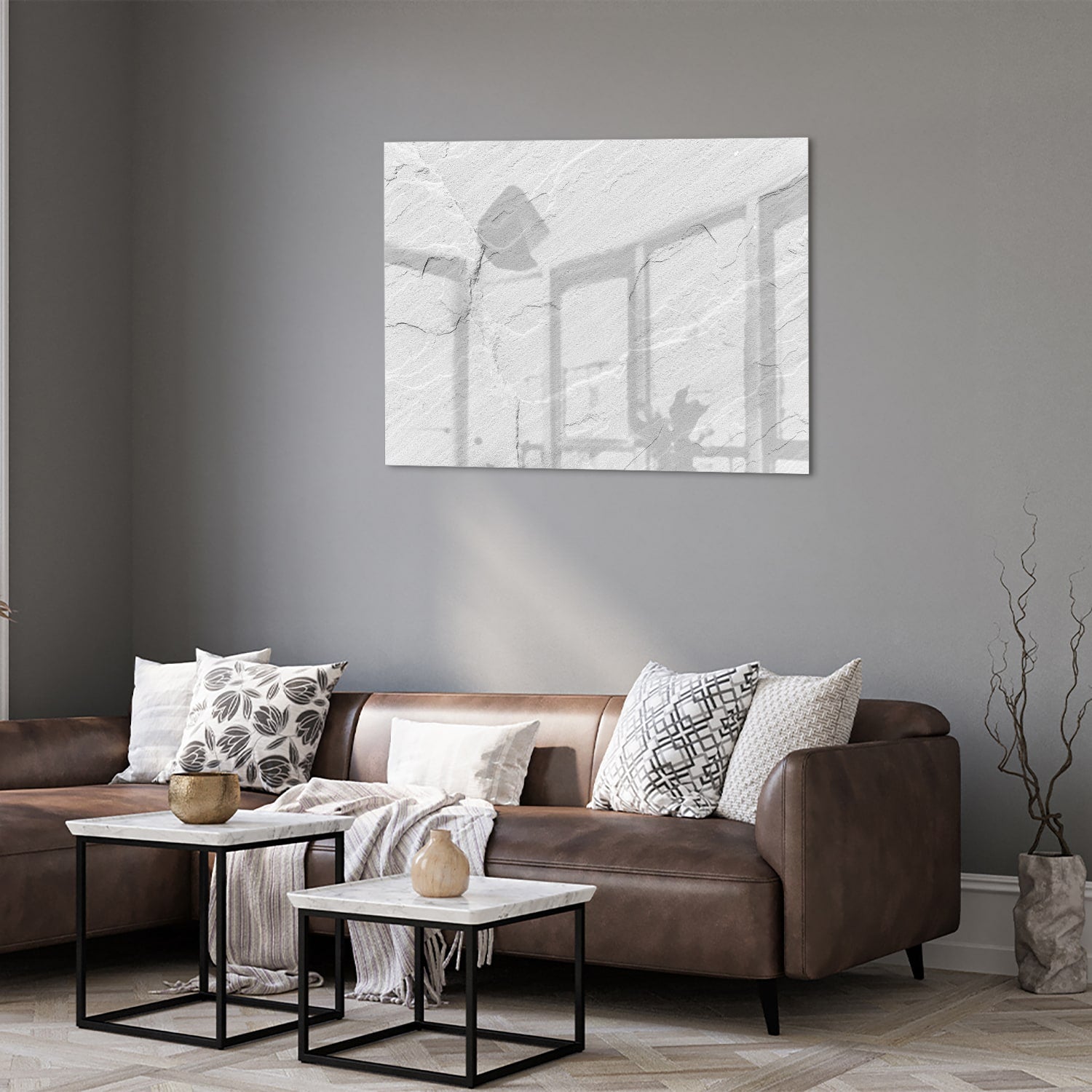 Minimalistisch glazen schilderij in grijstinten aan de muur boven een houten meubel.