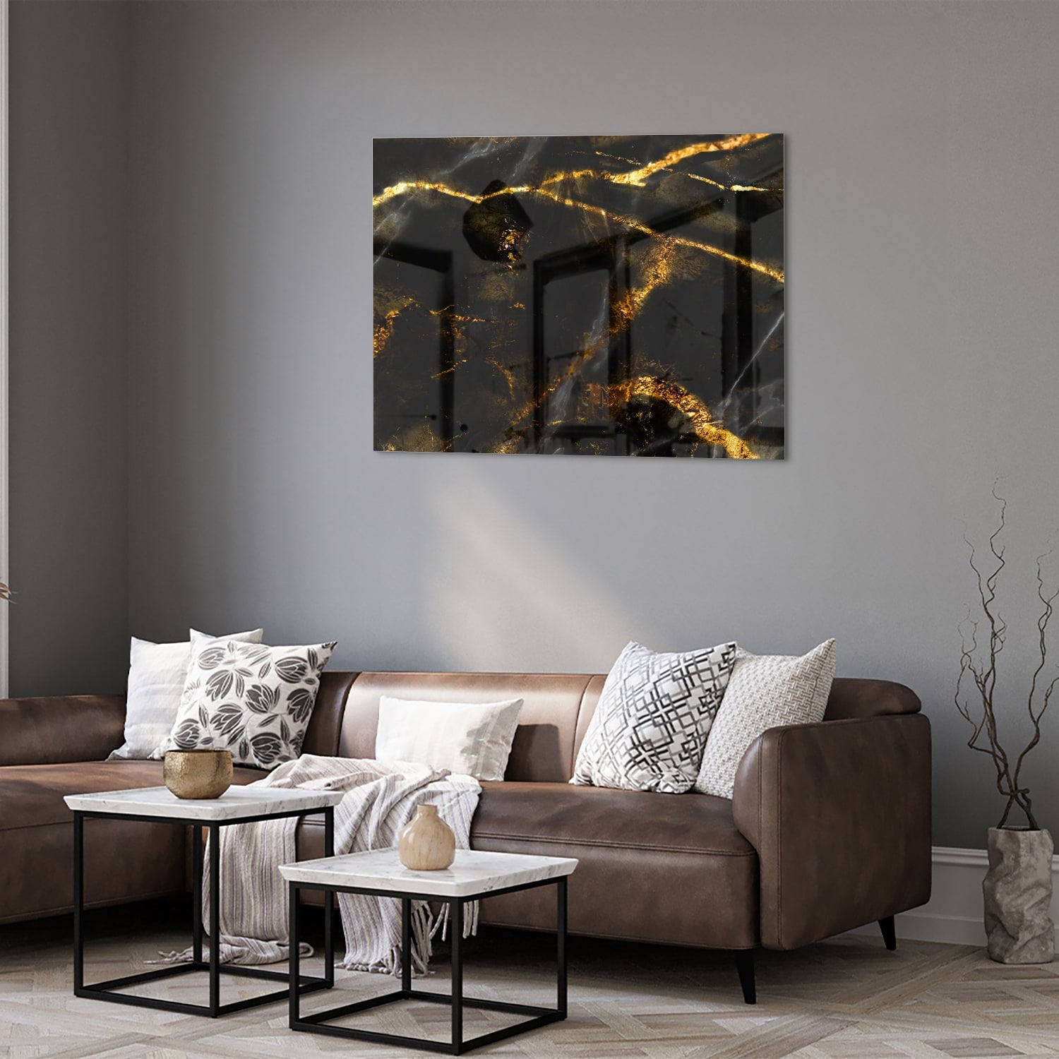 Glazen schilderij met zwart en gouden marmerdesign aan de muur