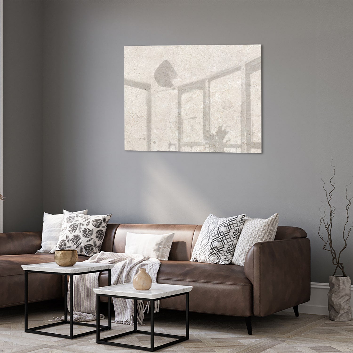 Elegant glazen schilderij met schaduwdetails aan een muur in een moderne woonkamer.