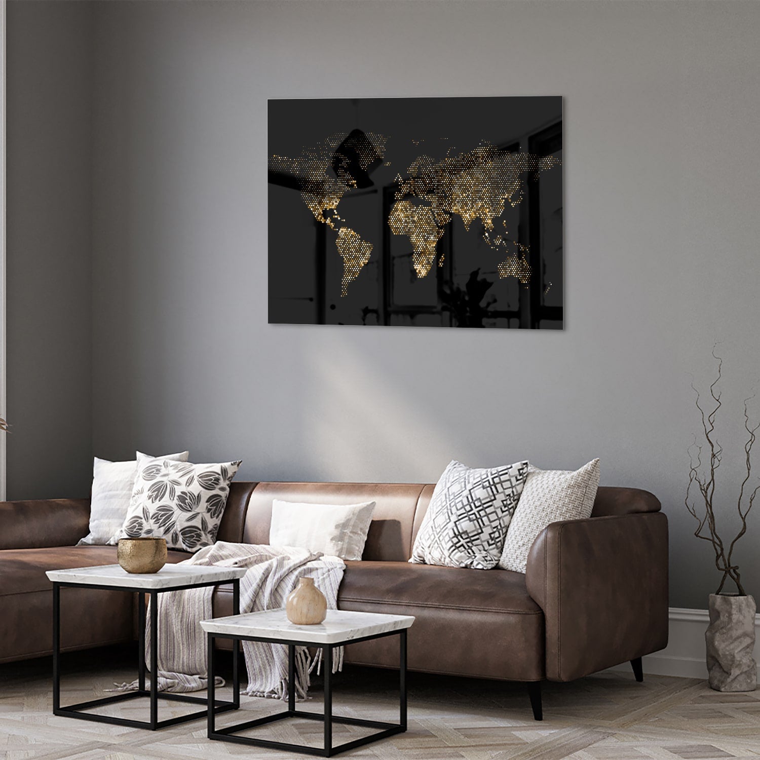 Glazen schilderij van een wereldkaart in zwart met gouden accenten