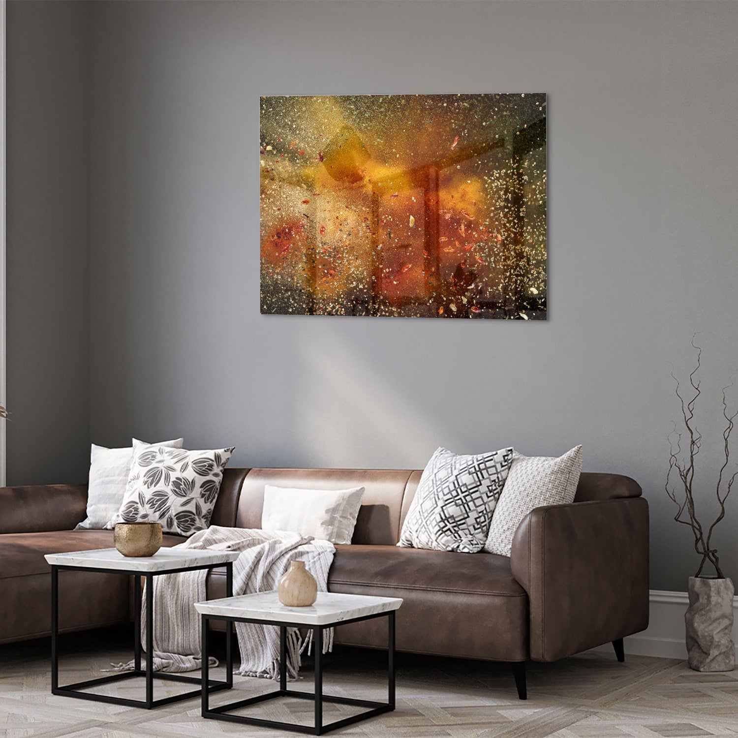 Abstract glazen schilderij met glinsterende warme kleuren in een moderne woonkamer.