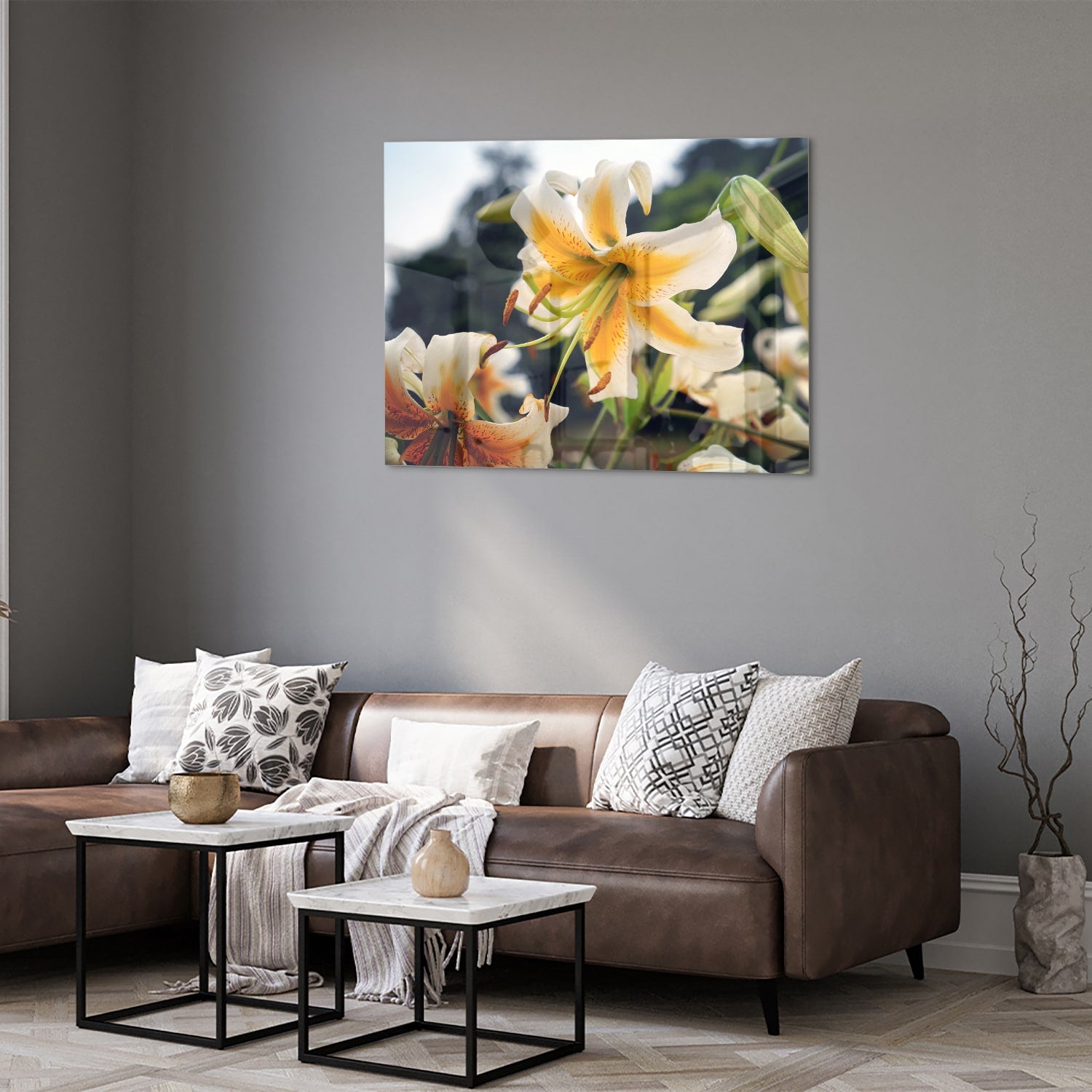 Glazen schilderij met lelies in een elegant interieur