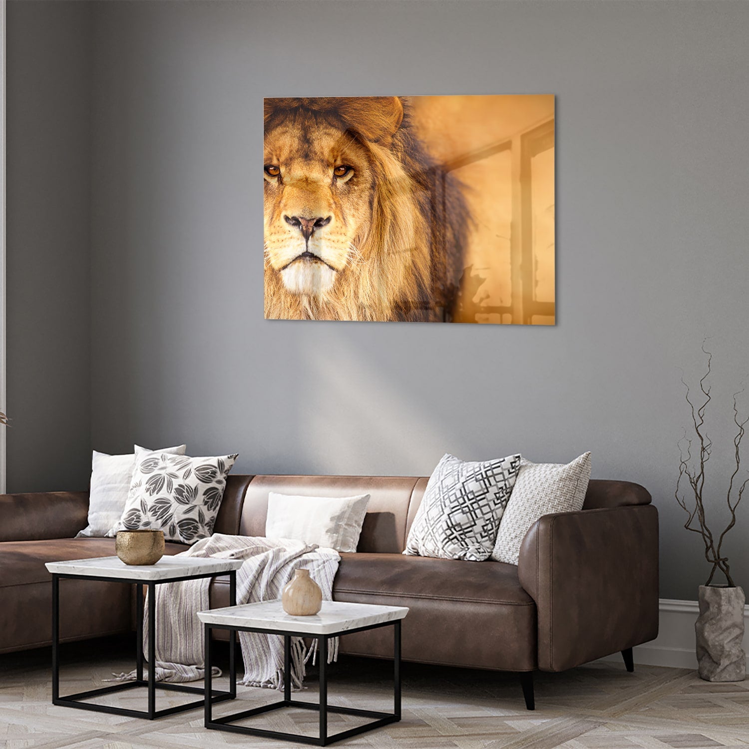 Glazen schilderij van een majestueuze leeuw in een modern interieur