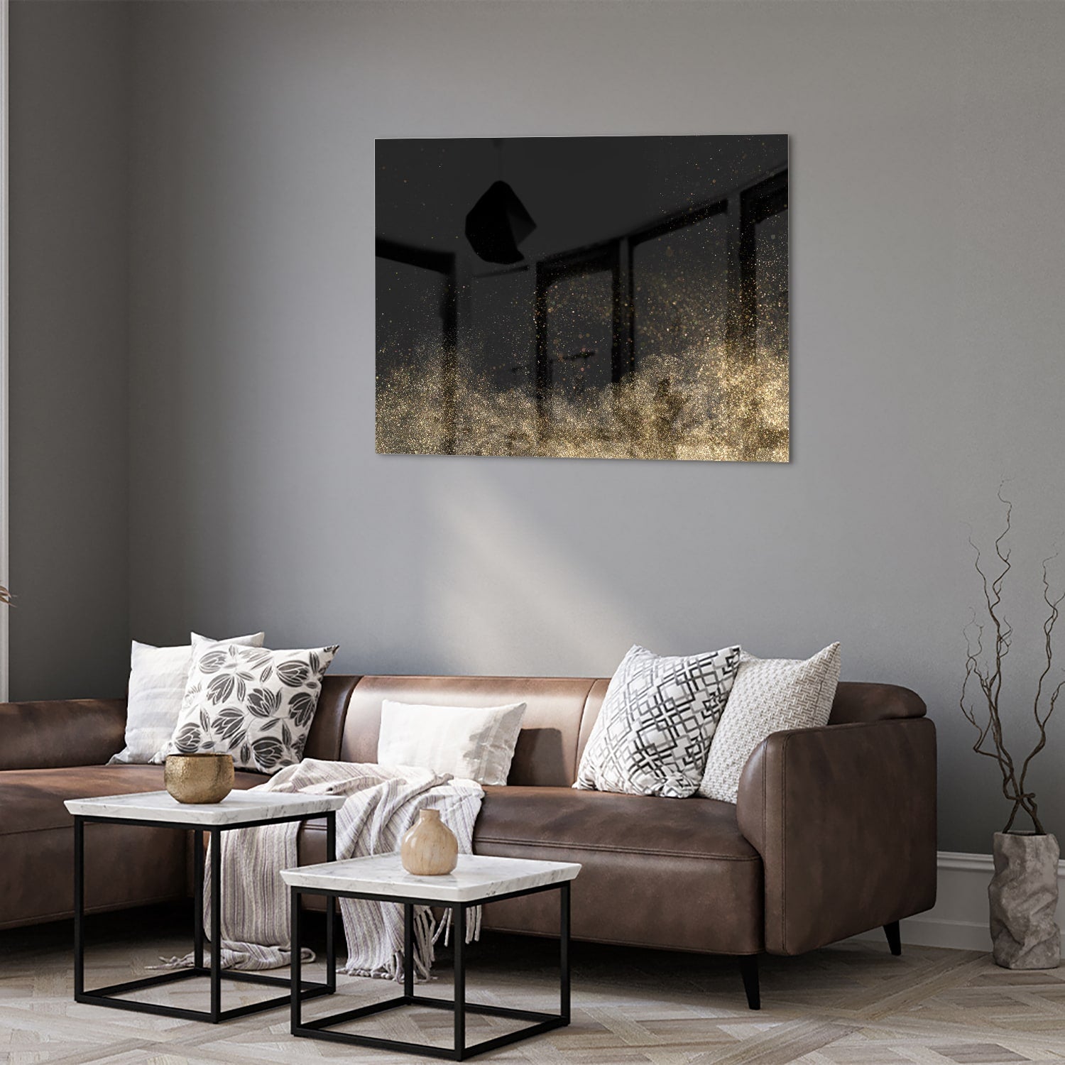 Glazen schilderij met zwarte achtergrond en gouden accenten aan de muur