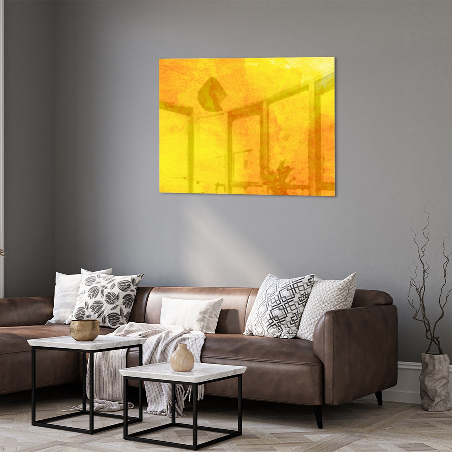 Gele glazen schilderij boven een houten bureau in een woonkamer.