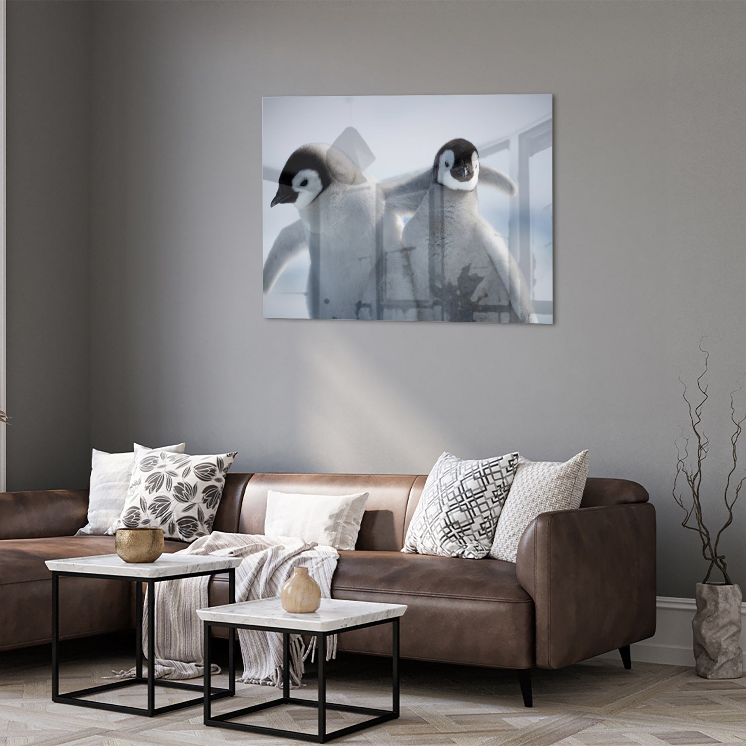Glazen schilderij van twee pinguns in een winterlandschap.