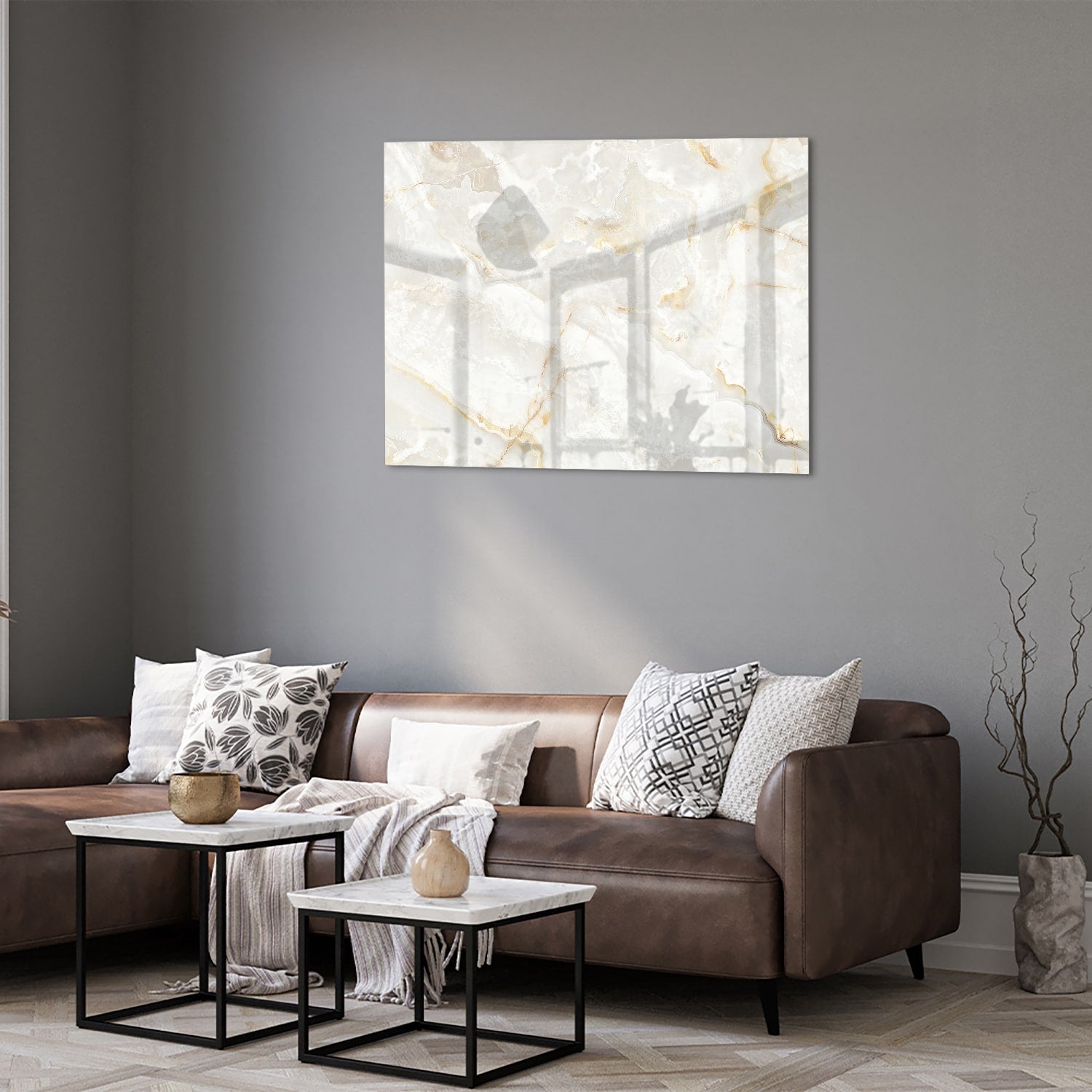Elegant glazen schilderij met grijs marmer en gouden aders in moderne woonkamer