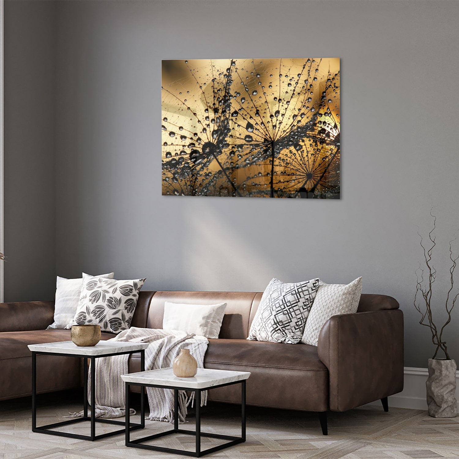 Glazen schilderij met gouden waterdruppels op een lichte muur.