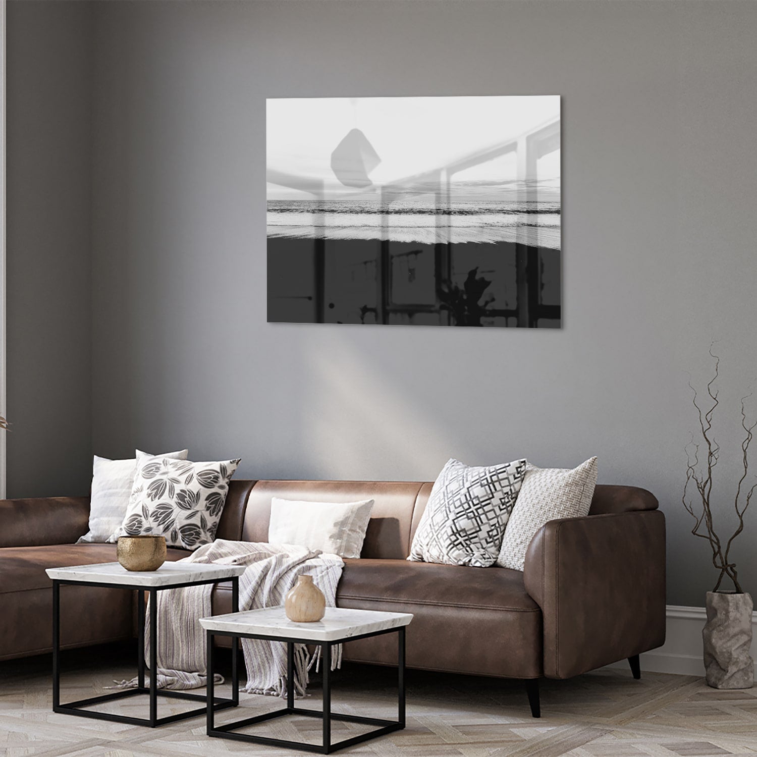 Minimalistisch zwart-wit glazen schilderij aan de muur in een modern interieur.