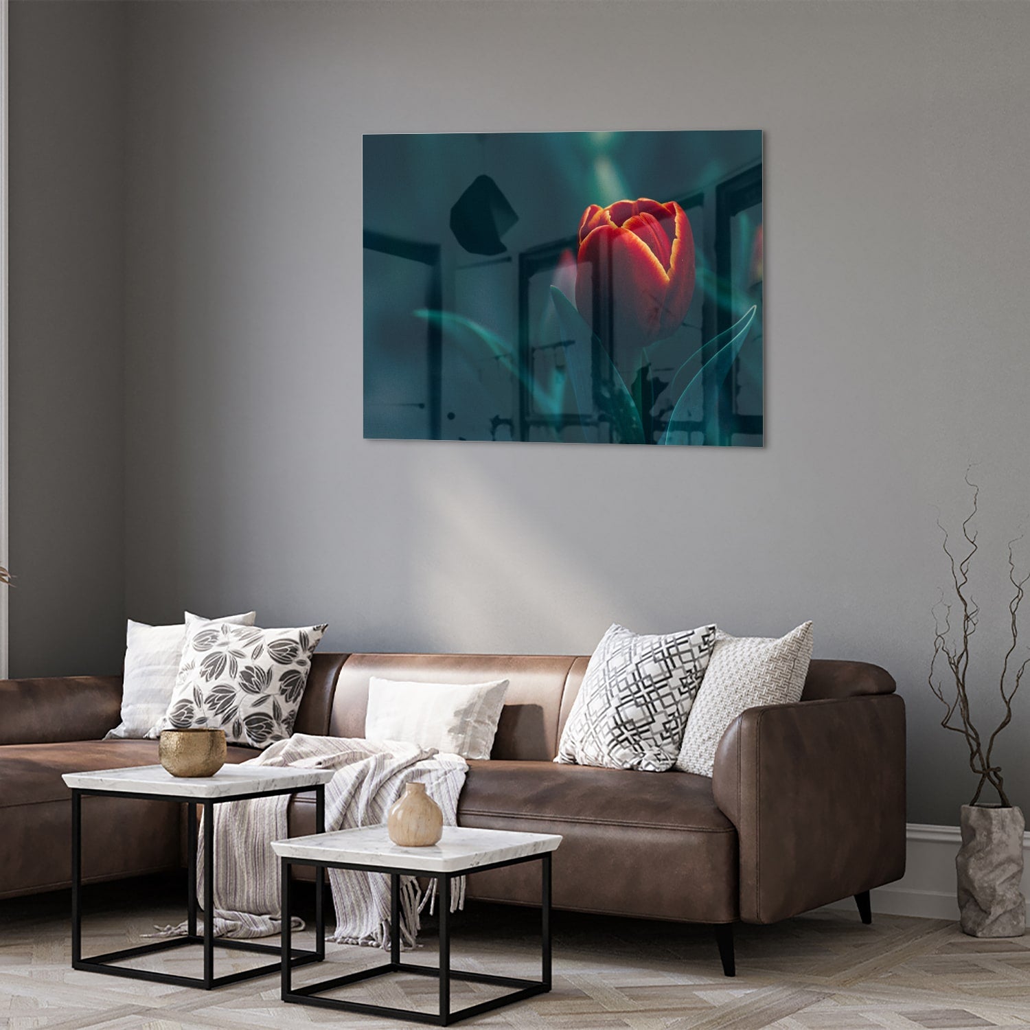Glas schilderij van een rode tulp aan de muur in een modern interieur