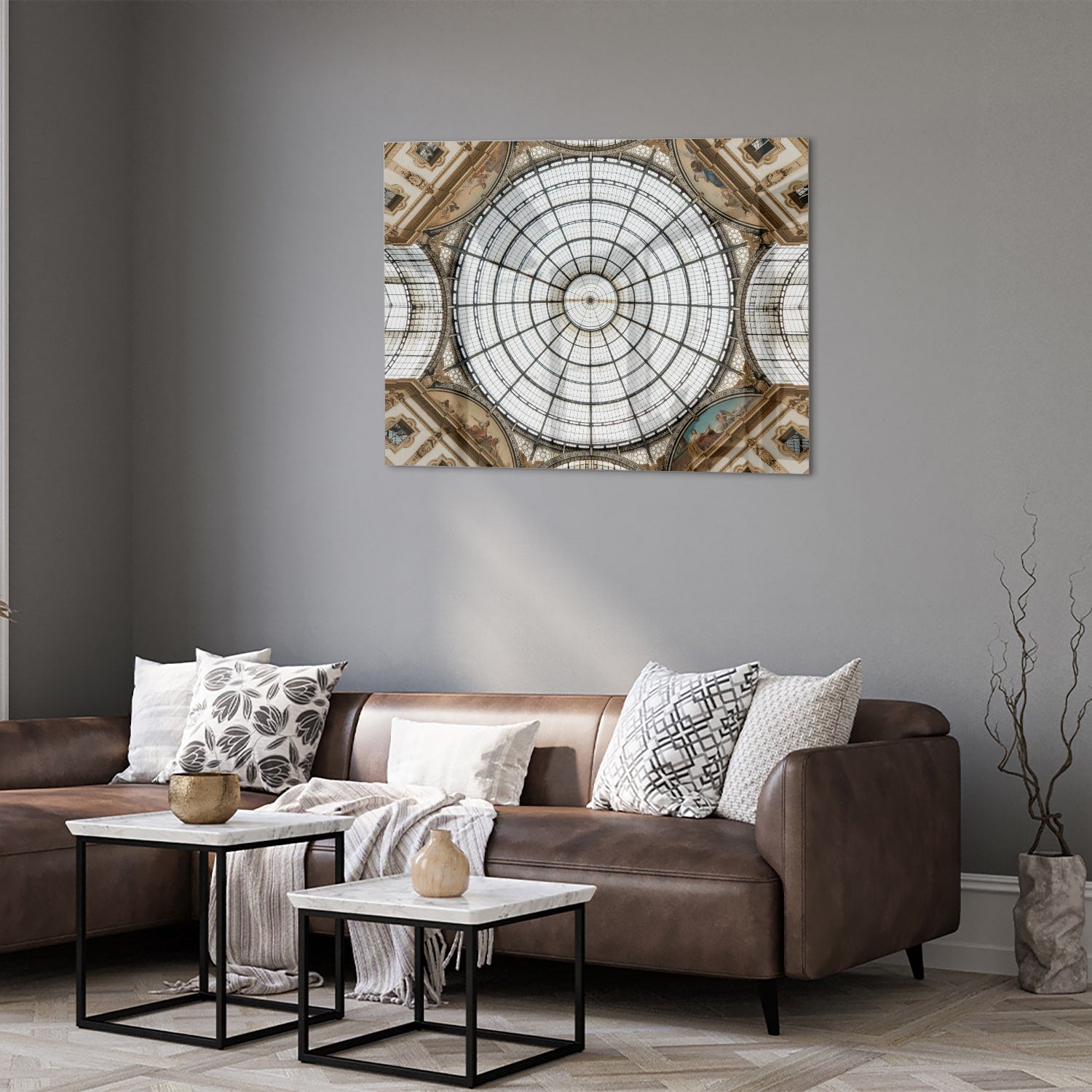 Elegant glazen schilderij van een kunstzinnige koepel op een muur.