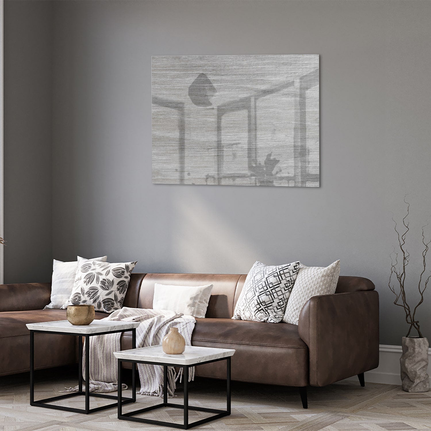 Minimalistisch glazen schilderij met grijstinten aan muur in moderne woonkamer.