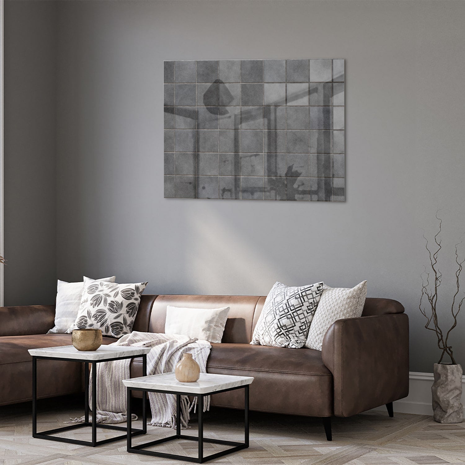 Modern glazen schilderij in grijstinten aan de muur boven een houten kast