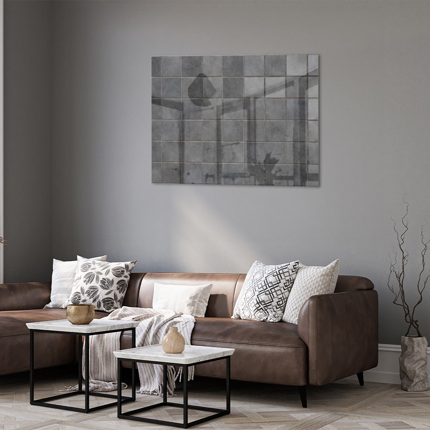 Modern glazen schilderij in grijstinten aan de muur boven een houten kast