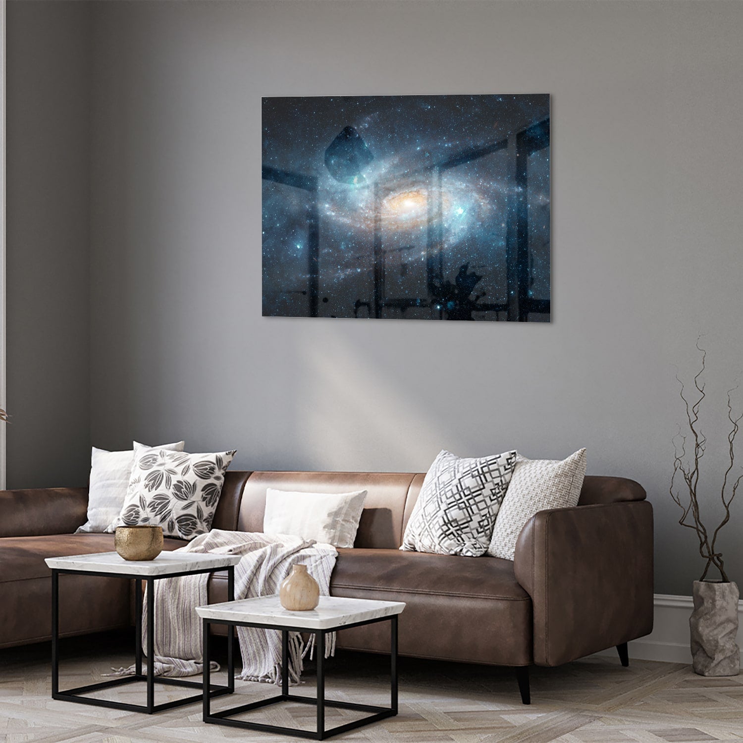 Glazen schilderij van een sterrenstelsel aan de muur in een moderne woonkamer.