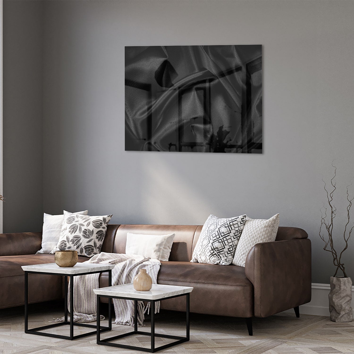 Een zwart glazen schilderij hangt aan de muur van een moderne woonkamer.