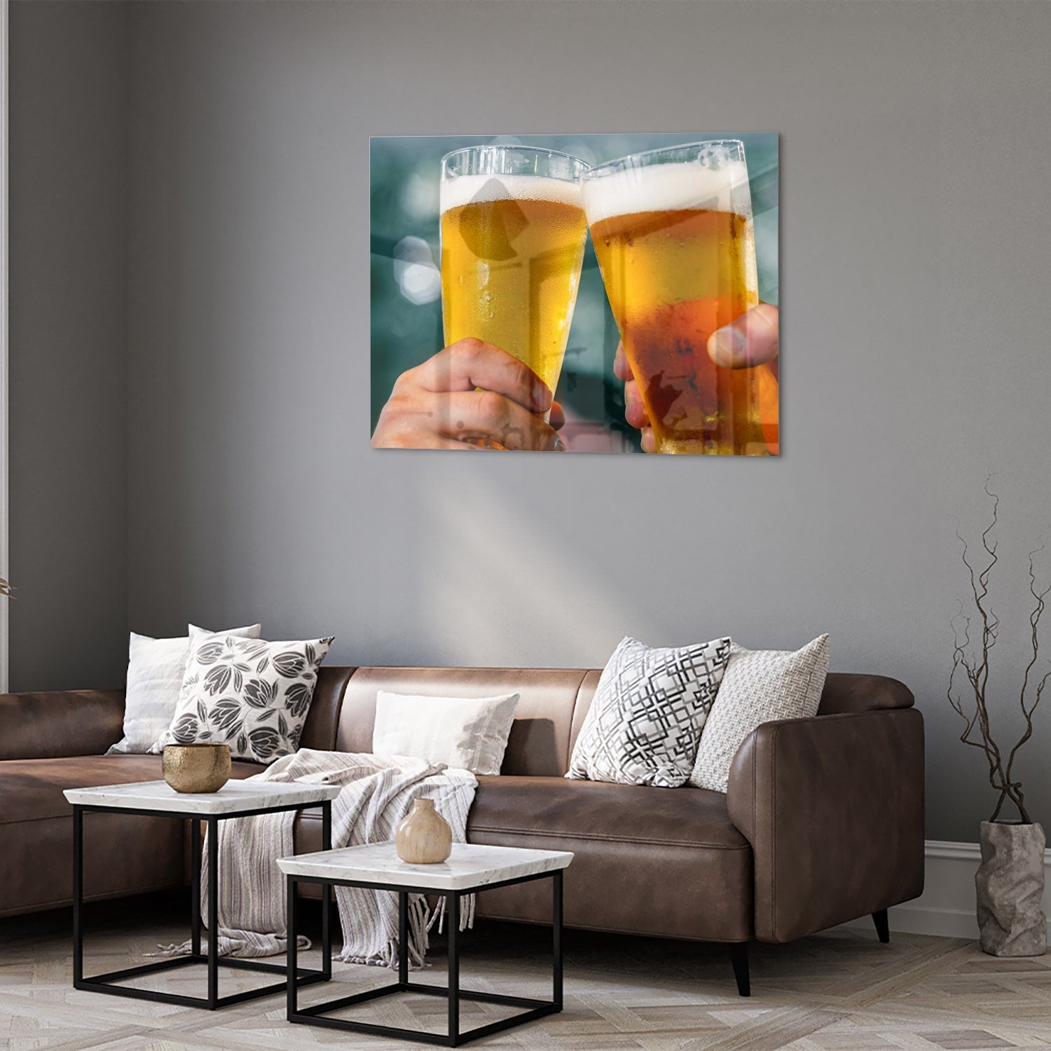 Glazen schilderij van twee glazen bier die aan elkaar getild worden in een feestelijke setting.