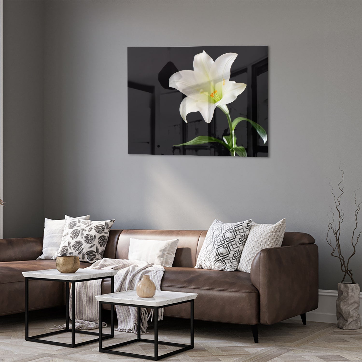 Glazen schilderij van een witte lelie aan de muur in een stijlvol interieur.