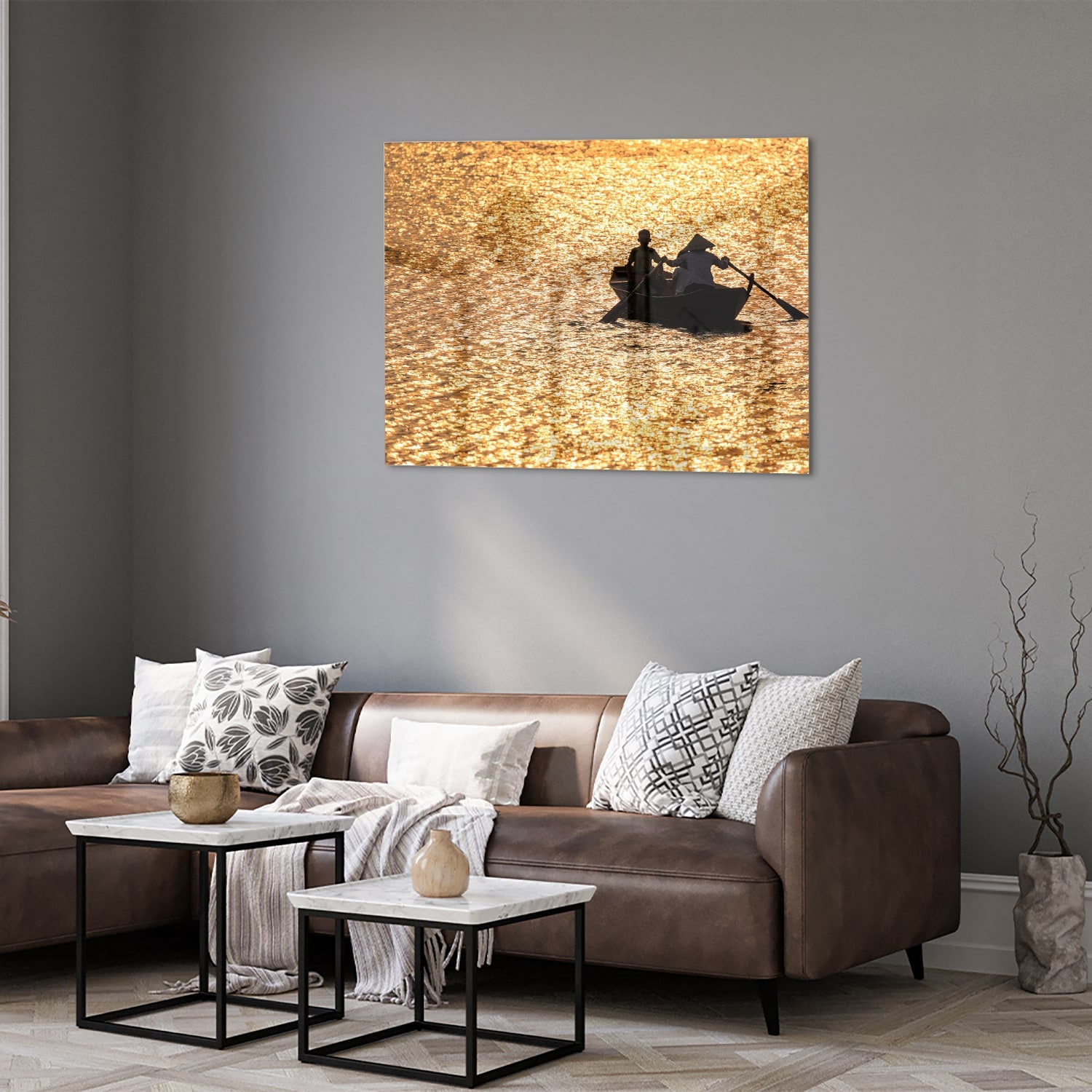 Glazen schilderij van een roeiboot op glinsterend, gouden water