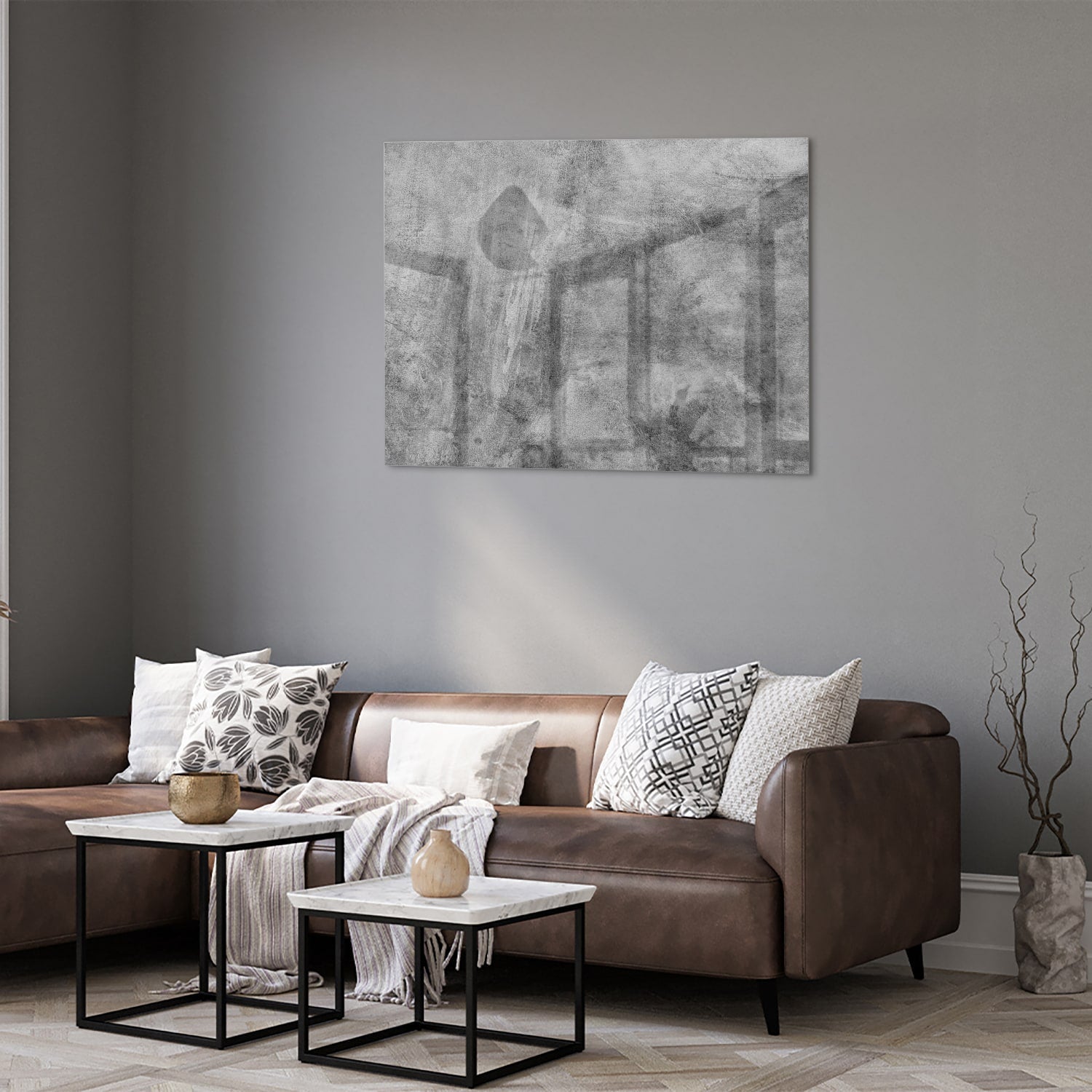 Abstract glazen schilderij in grijstinten op een witte muur.