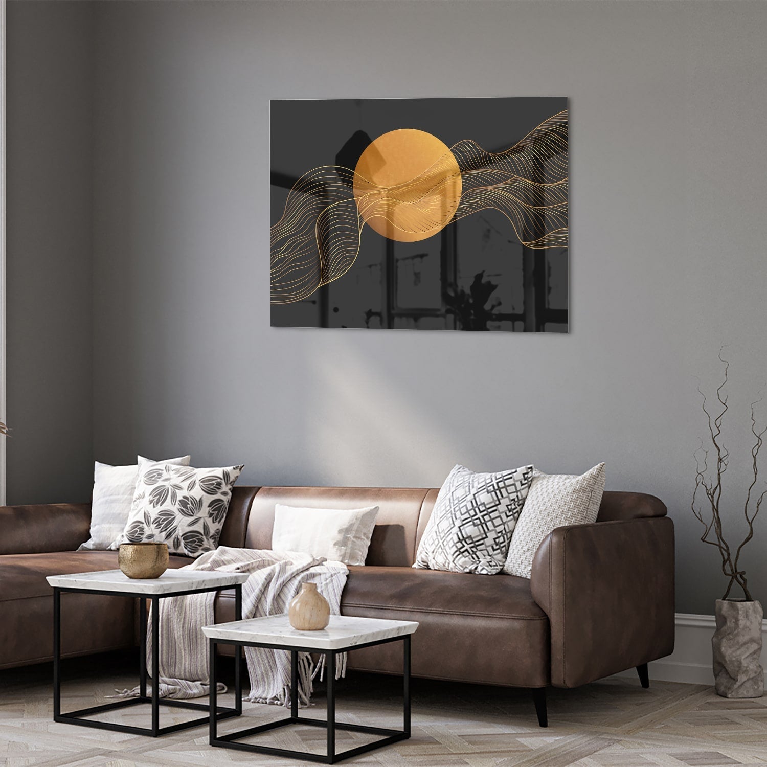 Abstract glas schilderij met een gouden zon en golvende lijnen op een zwarte achtergrond.