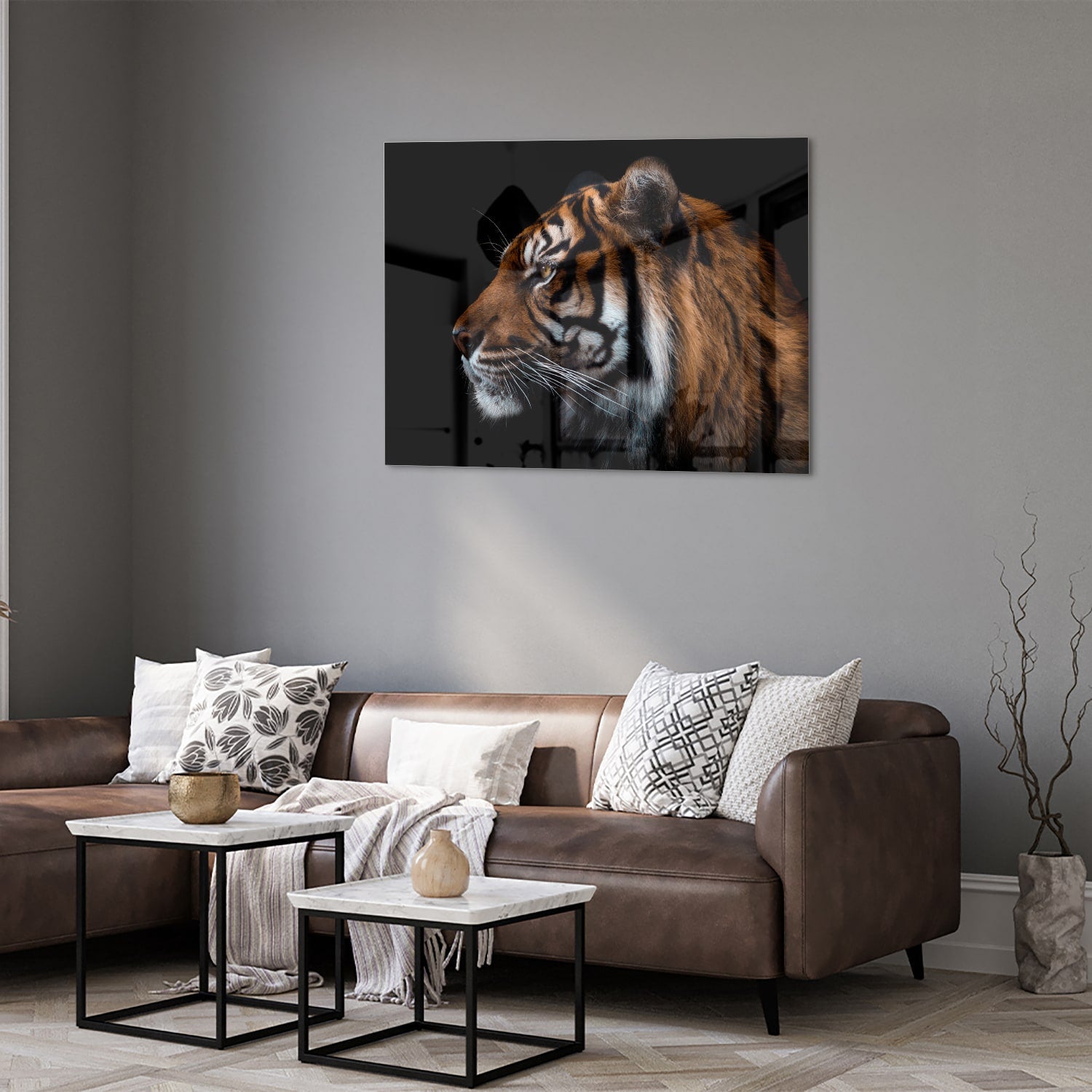 Glazen schilderij van een tijger met focus op het hoofd.